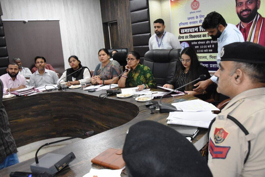 महिला आयोग का प्रयास विवादों का उचित समाधान करना है: मीना परमार
महिला आयोग ने 30 मामलों की सुनवाई कर 9 मामलों का कराया समझौता
भिवानी, 30 सितंबर। बुधवार को लघु सचिवालय स्थित डीआरडीए सभागार में हरियाणा राज्य महिला आयोग की उपाध्यक्ष मीना परमार ने महिलाओं से संबंधित मामलों की सुनवाई की। उन्होंने लंबे समय से चल रहे पारिवारिक विवाद एवं अन्य मामलों सहित कुल 30 मामलों पर सुनवाई की, जिनमें नौ मामलों में आपसी समझौता करवाकर निपटारा किया गया। वहीं पांच मामलों में दोबारा जांच के आदेश दिए गए तथा छह मामलों को हरियाणा राज्य महिला आयोग के पंचकूला स्थित कार्यालय में आगामी सुनवाई के लिए बुलाया गया। शेष मामलों में अगली सुनवाई के लिए आवश्यक दिशा-निर्देश दिए गए।
मीना परमार ने जांच अधिकारियों को निर्देश दिए कि प्रत्येक मामले में दोनों पक्षों को ध्यानपूर्वक सुना जाए और निष्पक्षता के साथ जांच की जाए। किसी भी पक्ष के साथ भेदभाव नहीं होना चाहिए। उन्होंने कहा कि आयोग का प्रयास विवादों का उचित समाधान कर दोनों पक्षों को बेहतर एवं शांतिपूर्ण जीवन जीने के लिए प्रेरित करना है।
मीना परमार ने कहा कि महिलाओं को किसी भी प्रकार से घबराने या डरने की आवश्यकता नहीं है। महिला आयोग हर जरूरतमंद महिला के साथ खड़ा है। कोई भी महिला अपनी शिकायत आयोग के ई-मेल के माध्यम से लिखित रूप में दर्ज करवा सकती है। उन्होंने कहा कि आयोग का उद्देश्य दोनों पक्षों को सुनकर निष्पक्ष रूप से मामले का समाधान करना है। उन्होंने स्पष्ट किया कि महिला आयोग केवल महिलाओं का पक्ष लेने के लिए नहीं, बल्कि महिला और पुरुष दोनों पक्षों को सुनकर तथ्यों एवं जांच के आधार पर उचित कार्रवाई सुनिश्चित करने के लिए कार्य करता है।
सुनवाई के दौरान महिला आयोग की सदस्य भारती सैनी, डीएसपी अनूप कुमार, महिला थाना एसएचओ बबीता, सीडीपीओ किरण, पीपीओ हरबंश कौर, एडवोकेट पूजा लोधी, अंकुर शर्मा तथा हनी सिंह सहित संबंधित अधिकारी एवं कर्मचारी मौजूद रहे।