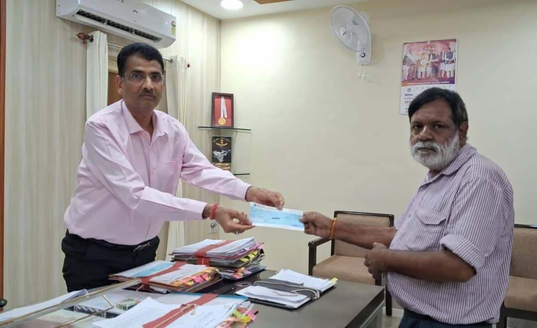 दमयंती होटल पैलेस में पीड़ित परिवारों के सदस्यों को कलेक्टर प्रताप नारायण यादव ने आर्थिक सहायता के चेक प्रदान किए
===
दमोह में दमयंती होटल पैलेस में गैस सिलेंडर फटने से आग हादसे में पीड़ित परिवारों के सदस्यों को दमोह कलेक्टर प्रताप नारायण यादव द्वारा आर्थिक सहायता के रूप में 10- 10 हजार राशि के चेक प्रदान किये। सुभाष शर्मा और वैशाली चेन्नुरबार दोनो निवासी रायपुर छत्तीसगढ़ के नाम से दस-दस हजार के चेक कलेक्टर द्वारा सोपे गए।
#damoh