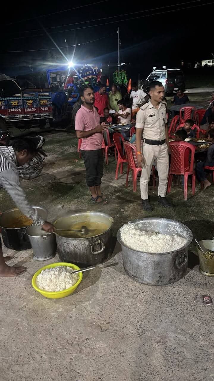 पंचायतों के 48 गांव प्रभावित; 14 सामुदायिक रसोई के माध्यम से 5,000 लोगों के लिए भोजन की व्यवस्था
सारण जिले में गंडक नदी के जलस्तर एवं बाढ़ की वर्तमान स्थिति को देखते हुए जिला प्रशासन द्वारा प्रभावित क्षेत्रों में लगातार निगरानी एवं राहत कार्य संचालित किए जा रहे हैं। दिनांक 30.09.2026 को अपराह्न 4 बजे तक की बाढ़ स्थिति रिपोर्ट के अनुसार जिले के 18 पंचायतों के 48 गांव प्रभावित हैं। इन क्षेत्रों की अनुमानित प्रभावित आबादी 24,725 है तथा लगभग 4,220 परिवार प्रभावित हैं।
जिला पदाधिकारी, सारण श्री वैभव श्रीवास्तव के निर्देशानुसार सभी संबंधित पदाधिकारियों द्वारा प्रभावित क्षेत्रों में स्थिति की लगातार निगरानी की जा रही है। आवश्यकतानुसार राहत एवं बचाव कार्यों के लिए संसाधनों की उपलब्धता सुनिश्चित की जा रही है।
राहत एवं बचाव कार्य जारी
वर्तमान स्थिति के अनुसार प्रभावित क्षेत्रों में 5 चिकित्सा शिविर, 33 नावें तथा एक बोट एंबुलेंस उपलब्ध/संचालित हैं। पशु चिकित्सा के लिए भी शिविर की व्यवस्था की गई है। राहत कार्यों के लिए 1 राहत केंद्र संचालित हैं, जहां 50 आश्रयार्थी रह रहे हैं। इसके अतिरिक्त 3 NDRF/SDRF टीमें भी उपलब्ध हैं।
बाढ़ प्रभावित क्षेत्रों में लोगों को आवश्यक सहायता उपलब्ध कराने के लिए प्रशासन द्वारा लगातार आवश्यकतानुसार कार्रवाई की जा रही है। प्रभावित परिवारों के बीच 950 पॉलीथिन शीट का वितरण भी किया गया है।
14 सामुदायिक रसोई से 5,000 लोगों के लिए भोजन की व्यवस्था
बाढ़ प्रभावित लोगों को समय पर भोजन उपलब्ध कराने के उद्देश्य से पानापुर, तरैया, अमनौर, मकेर एवं परसा प्रखंडों में सामुदायिक रसोई संचालित की जा रही हैं। उपलब्ध अद्यतन सूची के अनुसार कुल 14 सामुदायिक रसोई संचालित हैं, जिनके माध्यम से लगभग 5,000 लोगों के लिए भोजन की व्यवस्था की गई है।
प्रखंडवार सामुदायिक रसोई की स्थिति इस प्रकार है—
पानापुर — 2 सामुदायिक रसोई
तरैया — 3 सामुदायिक रसोई, चंचलिया, माधोपुर एवं भटगाई में
अमनौर — 1 सामुदायिक रसोई
मकेर — 5 सामुदायिक रसोई, बाघाकोल, कस्बा मकेर, भाथा, पीर मकेर एवं तरैया अमनौर क्षेत्र में
परसा — 3 सामुदायिक रसोई
उपलब्ध सूची में सामुदायिक रसोई के माध्यम से भोजन प्राप्त करने वाले लाभार्थियों की कुल संख्या 5,000 अंकित है।
जिला प्रशासन द्वारा निर्देश दिया गया है कि बाढ़ प्रभावित लोगों तक भोजन, राहत सामग्री, चिकित्सा सुविधा एवं अन्य आवश्यक सहायता समय पर उपलब्ध कराई जाए। जलस्तर एवं स्थानीय परिस्थितियों में होने वाले परिवर्तन पर लगातार नजर रखते हुए आवश्यकतानुसार राहत एवं बचाव कार्यों को और विस्तारित किया जाएगा।
जिला प्रशासन द्वारा आम लोगों से अपील की गई है कि वे घबराएं नहीं, प्रशासन द्वारा जारी दिशा-निर्देशों का पालन करें तथा नदी एवं तटबंध के संवेदनशील क्षेत्रों में अनावश्यक आवागमन से बचें। किसी भी आपात स्थिति में तत्काल स्थानीय प्रशासन को सूचना दें।
