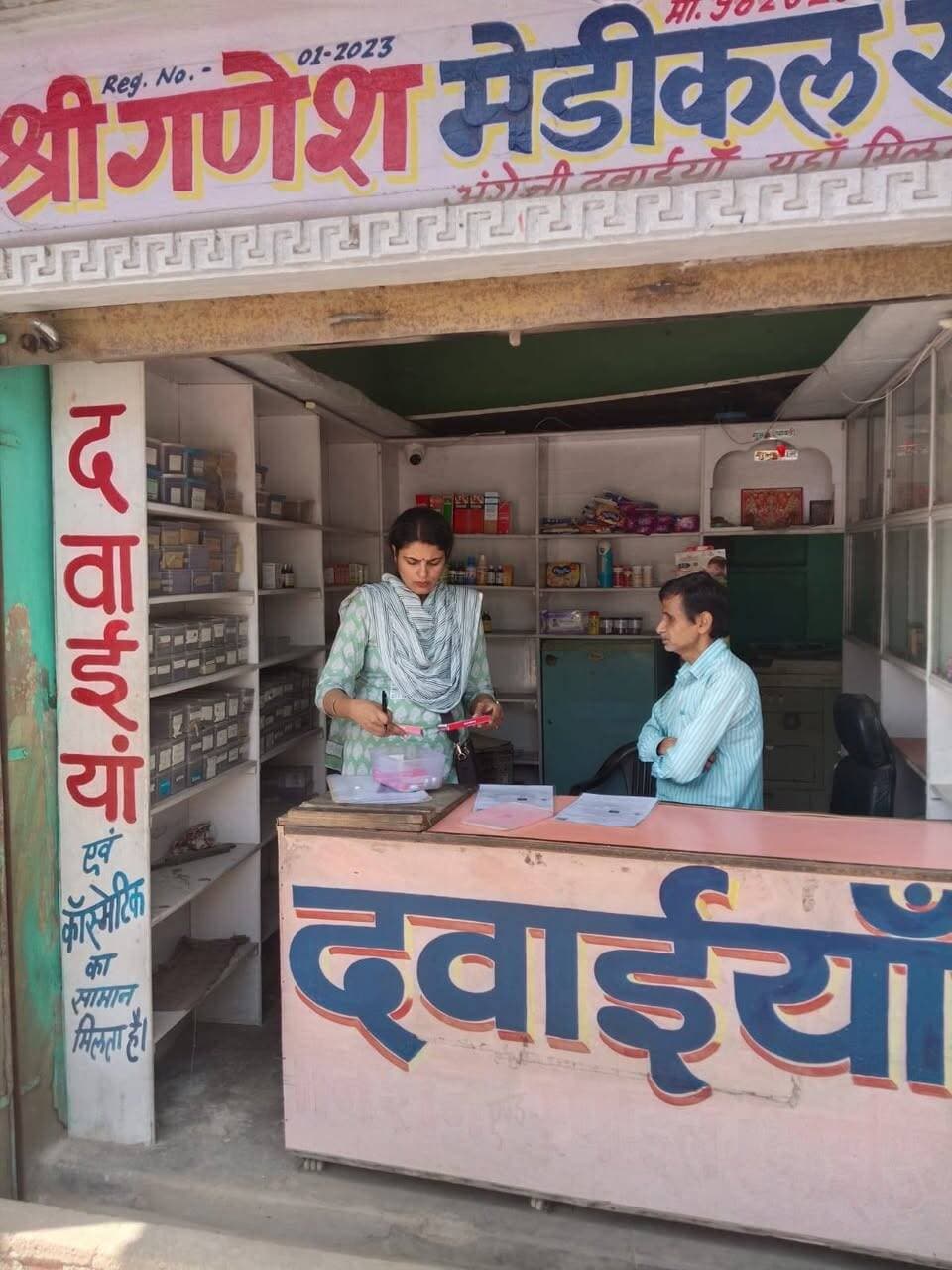 औषधि निरीक्षक ने तहसील भिण्ड स्थित तीन मेडिकल स्टोरों को किया नोटिस जारी
नियंत्रक खाद्य एवं औषधि प्रशासन भोपाल (म.प्र.), कलेक्टर भिण्ड एवं मुख्य चिकित्सा एवं स्वास्थ्य अधिकारी भिण्ड के निर्देशानुसार औषधि निरीक्षक डॉ आकांक्षा गरुड़ द्वारा विगत दिवसों में तहसील भिण्ड क्षेत्र में स्थित श्री गणेश मेडिकल स्टोर, प्रज्ञा मेडिकल स्टोर, कुशवाह मेडिकल एजेंसी, सेजल मेडिकल स्टोर, अनुष्का मेडिकल स्टोर, काव्या मेडिकल स्टोर एवं आशी मेडिकल स्टोर का औचक निरिक्षण किया गया।
आशी मेडिकल स्टोर पर प्रोप्राइटर एवं सक्षम व्यक्ति श्री आलोक शर्मा अनुपस्थित पाए गए तथा उनके स्थान पर दुकान पर श्री अमन सिंह भदौरिया पाए गए। अतः उक्त मेडिकल के क्रय विक्रय पर तत्काल रोक लगाते हुए मेडिकल स्टोर बंद कराया गया। इस सम्बन्ध में तीन दिवस के अंदर स्पष्टीकरण प्रस्तुत करने हेतु नोटिस जारी कर दिए गए हैं। दो अन्य मेडिकल स्टोरों श्री गणेश मेडिकल स्टोर एवं प्रज्ञा मेडिकल स्टोर को भी औषधि एवं प्रसाधन सामग्री अधिनियम के अंतर्गत नोटिस जारी किये गए हैं।
निरीक्षण के दौरान उचित स्थान पर लाइसेंस का प्रदर्शन, दुकानों पर फार्मसिस्ट एवं सक्षम व्यक्ति की उपलब्धता, दुकानों की साफ सफाई, एक्सपाइरी दवाओं के लिए उचित व्यवस्था, स्टॉक रजिस्टर एवं पशुओं के लिए उपयोगी दवाओं को अलग से रखने की व्यवस्था, फ्रिज में संधारित की जाने वाली औषधियों का रख रखाव, बिना पंजीकृत चिकित्सक के पर्चे के शेड्यूल औषधियों का विक्रय नहीं किए जाने एवं औषधियों के क्रय विक्रय अभिलेख का संधारण नियमानुसार रखने संबंधी दिशा निर्देश दिए।
नियमों की अनदेखी करने वालों पर आगे भी नियमानुसार कार्यवाही की जावेगी जिसके लिए वे स्वयं जिम्मेदार होंगे।
#CMMadhyaPradesh
#JansamparkMP
Directorate of Health Services, Madhya Pradesh
#भिण्ड
#Bhind