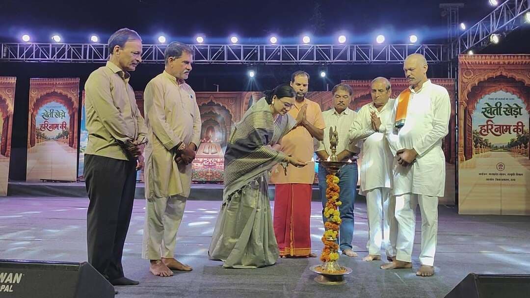 ✅ निमाड़ी लोकगायन और लोक-जनजातीय नृत्यों से सजा ‘खेती खेड़ो हरिनाम की’ उत्सव
मध्यप्रदेश शासन, संस्कृति विभाग द्वारा जिला प्रशासन, हरदा के सहयोग से मेला ग्राउंड, चारूवा में आयोजित दो दिवसीय ‘खेती खेड़ो हरिनाम की’ उत्सव के पहले दिन बुधवार को निमाड़ी लोककला और जनजातीय संस्कृति की मनमोहक प्रस्तुतियों ने दर्शकों को मंत्रमुग्ध कर दिया। कार्यक्रम का शुभारंभ शाम 6:30 बजे हुआ।
कार्यक्रम में विकास शुक्ला एवं साथी द्वारा निमाड़ी लोकगायन की प्रस्तुति दी गई। इसके साथ ही गोपाल कोरकू एवं साथी ने कोरकू जनजातीय ‘ढांढल’ नृत्य, तरुण बांके एवं साथी ने गणगौर नृत्य, रामदास साक्कले एवं साथी ने काठी नृत्य तथा अविनाश धुर्वे एवं साथी ने गोंड जनजातीय ‘ठाठ्या’ नृत्य प्रस्तुत किया। लोकगीतों और पारंपरिक नृत्यों की रंगारंग प्रस्तुतियों ने पूरे वातावरण को निमाड़ी लोक संस्कृति के रंग में रंग दिया।
आयोजन का उद्देश्य निमाड़ एवं आसपास के क्षेत्रों की लोक एवं जनजातीय कलाओं को मंच प्रदान करने के साथ ही पारंपरिक कला, गायन, नृत्य और सांस्कृतिक विरासत को नई पीढ़ी तक पहुंचाना है।
आज संत सिंगाजी के जीवन पर आधारित नृत्य-नाट्य की प्रस्तुति
उत्सव के दूसरे दिन 1 अक्टूबर को संत सिंगाजी के जीवन एवं सांस्कृतिक अवदान पर केंद्रित विशेष नृत्य-नाट्य प्रस्तुति ‘खेती खेड़ो हरि नाम की’ का मंचन किया जाएगा। प्रस्तुति का निर्देशन चंद्रमाधव बारिक, संगीत कुलदीप सारवा तथा लेखन डॉ. श्रीराम परिहार एवं योगेश त्रिपाठी ने किया है। कार्यक्रम शाम 6:30 बजे से प्रारंभ होगा।
Jansampark Madhya Pradesh
Department of Culture, Madhya Pradesh
#KhetiKhedoHariNaamKi #NimadiCulture
#Harda #हरदा