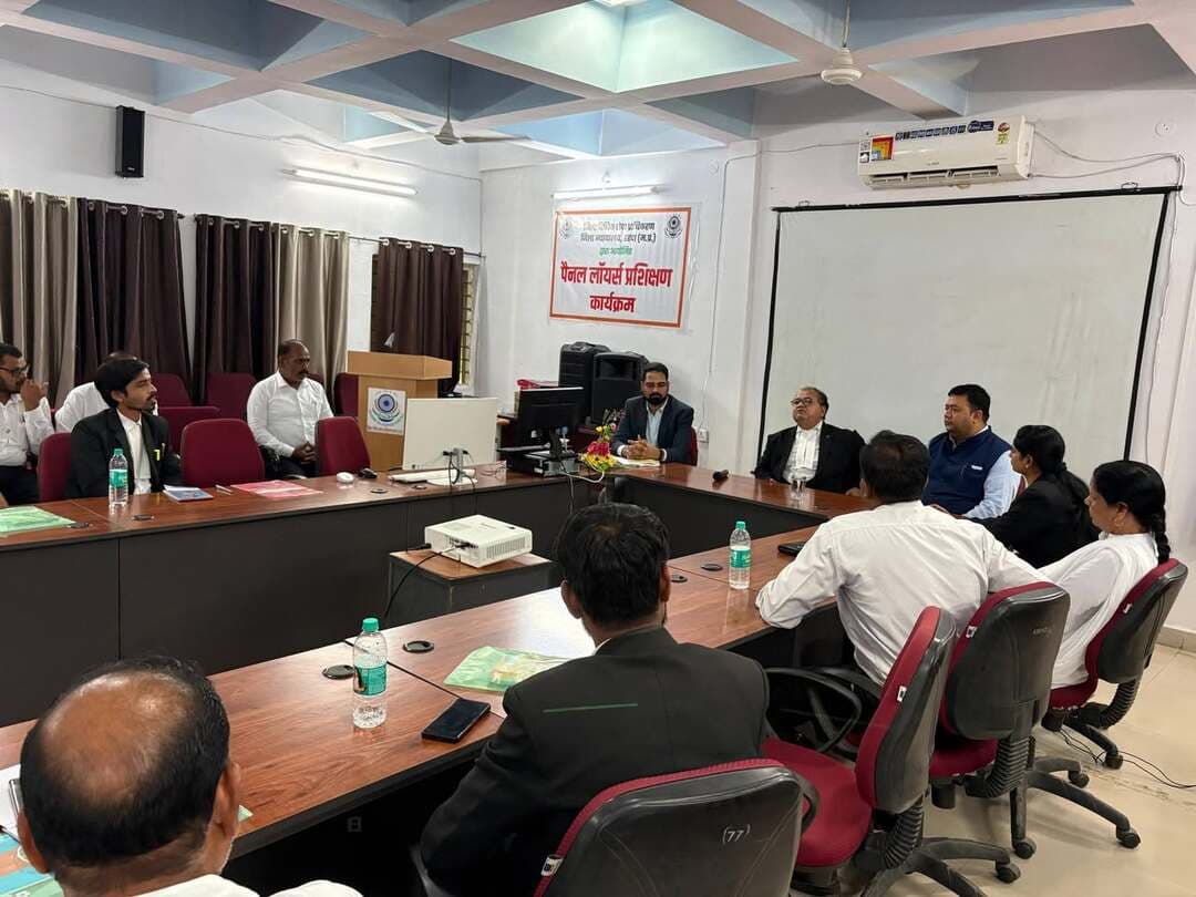 ✅ नवनियुक्त पैनल अधिवक्ताओं हेतु एक दिवसीय प्रशिक्षण कार्यक्रम आयोजित
मध्यप्रदेश राज्य विधिक सेवा प्राधिकरण, जबलपुर के निर्देशानुसार एवं श्री अरविंद रघुवंशी प्रधान जिला एवं सत्र न्यायाधीश/अध्यक्ष, जिला विधिक सेवा प्राधिकरण, हरदा के मार्गदर्शन में आज दिनांक 30.09.2026 को ए.डी.आर. सेन्टर, जिला न्यायालय हरदा में नवनियुक्त पैनल अधिवक्ताओं हेतु एक दिवसीय प्रशिक्षण कार्यक्रम का आयोजन किया गया।
प्रशिक्षण कार्यक्रम में उपस्थित श्री जयदीप सिंह विशेष न्यायाधीश एससी/एसटी एक्ट, द्वारा पैनल अधिवक्ताओं को पात्र व्यक्तियों को निःशुल्क विधिक सहायता उपलब्ध कराने, उनके अधिकारों के संरक्षण तथा न्याय तक सुगम पहुँच सुनिश्चित करने में उनकी भूमिका एवं दायित्वों से अवगत कराया गया।
श्री चन्द्रशेखर राठौर न्यायाधीश /सचिव जिला विधिक सेवा प्राधिकरण द्वारा प्रशिक्षण के दौरान नालसा एवं सालसा की विभिन्न विधिक सहायता योजनाओं, लोक अदालत की कार्यप्रणाली, पात्र व्यक्तियों को निःशुल्क विधिक सहायता उपलब्ध कराने की प्रक्रिया तथा पैनल अधिवक्ताओं के कर्तव्यों एवं आचरण के संबंध में भी जानकारी दी गई। साथ ही अधिवक्ताओं को प्रकरणों में पक्षकारों के हितों को ध्यान में रखते हुए प्रभावी पैरवी करने तथा जरूरतमंद व्यक्तियों को न्याय सुलभ कराने हेतु संवेदनशीलता एवं जिम्मेदारी के साथ कार्य करने के लिए प्रेरित किया गया।
श्री सौरभ कुमार दुबे, जिला विधिक सहायता अधिकारी द्वारा प्रशिक्षण कार्यक्रम में उपस्थित अधिवक्ताओं को विधिक सेवा प्राधिकरण अधिनियम, 1987, मध्यप्रदेश राज्य विधिक सेवा प्राधिकरण नियम, 1996 एवं विनियम, 1997, राष्ट्रीय विधिक सेवा प्राधिकरण (निःशुल्क और सक्षम विधिक सेवा) विनियम, 2010 तथा लोक अदालत योजना, 1997 एवं लोक अदालत से संबंधित विनियमों के संबंध में विस्तृत जानकारी प्रदान की गई।
प्रशिक्षण कार्यक्रम का उद्देश्य अधिवक्ताओं को विधिक सेवा योजनाओं एवं संबंधित नियमों की व्यावहारिक जानकारी प्रदान कर विधिक सहायता व्यवस्था को अधिक प्रभावी बनाना था।
Department of Law & Legislative Affairs, Madhya Pradesh Jansampark Madhya Pradesh
#Harda #हरदा