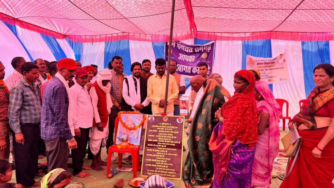 *विभिन्न विकास कार्यों का भूमिपूजन, ग्रामीण क्षेत्रों में सुविधाओं का होगा विस्तार*
*विधायक श्री ओमप्रकाश धुर्वे ने ग्रामीणों से संवाद कर सुनी समस्याएं, निराकरण के दिए निर्देश*
शहपुरा विधानसभा क्षेत्र में विकास कार्यों को गति देते हुए विधायक श्री ओमप्रकाश धुर्वे ने ग्राम पंचायत भाखा के पोषक ग्राम चौरा में 25 लाख रुपये की लागत से बनने वाले सामुदायिक भवन, डुंगरिया में 2 लाख रुपये की लागत से बनने वाले रंगमंच, ग्राम पंचायत रामगढ़ के पोषक ग्राम बिजौरी में 25 लाख रुपये की लागत से बनने वाले सामुदायिक भवन तथा ग्राम पंचायत खरगहना में 2 लाख रुपये की लागत से होने वाले विकास कार्य का विधिवत भूमिपूजन किया। उन्होंने कहा कि इन विकास कार्यों के पूर्ण होने से ग्रामीण क्षेत्रों में सामुदायिक सुविधाओं का विस्तार होगा और ग्रामीणों को स्थानीय स्तर पर बेहतर सुविधाएं उपलब्ध होंगी।
विधायक श्री धुर्वे ने कहा कि ग्रामीण क्षेत्रों में आधारभूत सुविधाओं के विस्तार तथा शिक्षा, सड़क एवं सामुदायिक अधोसंरचना के विकास के लिए निरंतर कार्य किए जा रहे हैं। उन्होंने कहा कि विकास कार्यों का उद्देश्य गांवों में आवश्यक सुविधाओं को मजबूत करना और आमजन के जीवन को अधिक सुगम बनाना है। इस दौरान उन्होंने ग्रामीणों से संवाद कर उनकी समस्याओं, अपेक्षाओं एवं सुझावों की जानकारी ली तथा ग्रामीणों द्वारा प्रस्तुत प्रकरणों के निराकरण के लिए संबंधित अधिकारियों को आवश्यक निर्देश दिए।
कार्यक्रम में श्री बद्री प्रसाद साहू, जिला पंचायत सदस्य श्री प्रीतम सिंह मरावी, जनपद पंचायत अध्यक्ष श्री हन्नू सिंह पट्टा, श्री आकाश नामदेव, जनपद सदस्य सुश्री कांति धुर्वे, श्री रामकुमार बनवासी, सरपंच श्रीमती वंदना ठाकुर, सहित जनप्रतिनिधि, भाजपा पदाधिकारी एवं कार्यकर्ता तथा बड़ी संख्या में ग्रामीणजन उपस्थित रहे। कार्यक्रम उत्साहपूर्ण एवं गरिमामय वातावरण में संपन्न हुआ।
#sevasankalap #sevasankalapabhiyan #collectordindori #jansamparkdindori #VikasKarya #Shahpura #OmprakashDhruve #GramVikas #RuralDevelopment #Dindori #MadhyaPradesh #JansamparkMP #VikasYatra