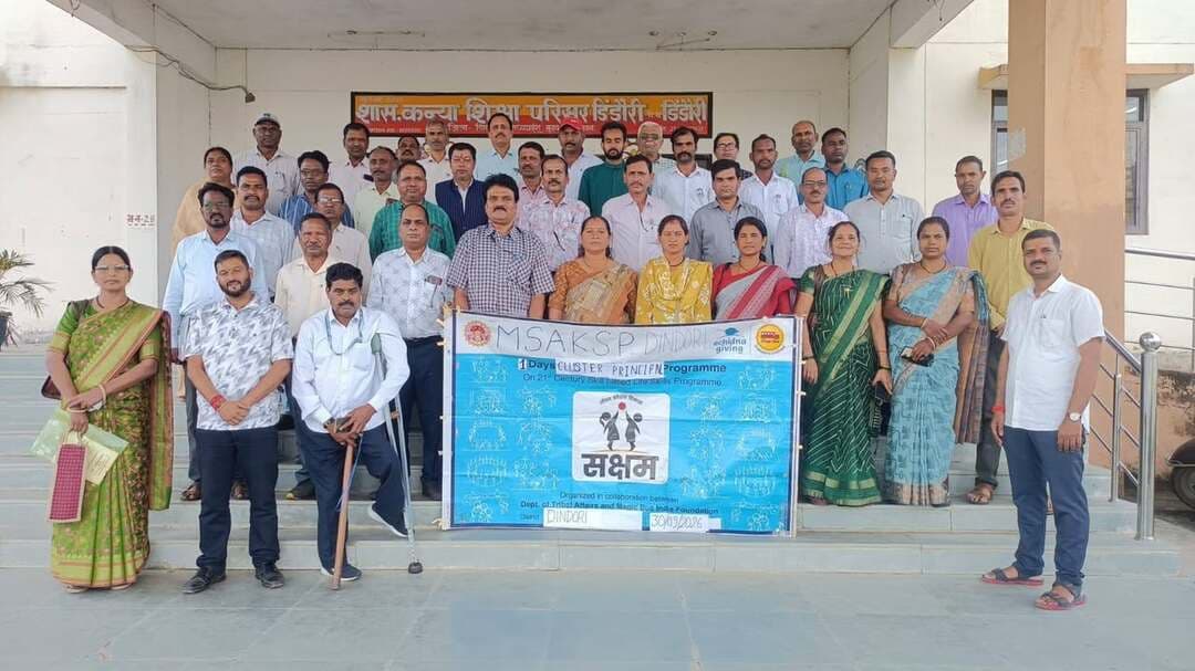 *सक्षम कार्यक्रम की मासिक समीक्षा करेंगे संकुल प्राचार्य, विद्यालयों में गतिविधियों को देंगे गति*
सक्षम कार्यक्रम के प्रभावी क्रियान्वयन और नियमित मॉनीटरिंग को लेकर माता शबरी आवासीय कन्या शिक्षा परिसर, डिंडौरी में संकुल प्राचार्यों का एक दिवसीय प्रशिक्षण आयोजित किया गया। प्रशिक्षण कलेक्टर श्रीमती अंजू पवन भदौरिया के निर्देशन एवं जनजातीय कार्य विभाग के मार्गदर्शन में आयोजित हुआ। प्रशिक्षण का शुभारंभ अतिथियों द्वारा मां सरस्वती का पूजन एवं दीप प्रज्ज्वलित कर किया गया।
प्रशिक्षण में संकुल प्राचार्यों को सक्षम कार्यक्रम में उनकी भूमिका एवं दायित्वों की जानकारी दी गई। उन्हें संकुल स्तर पर प्रत्येक माह कार्यक्रम की समीक्षा करने, विद्यालयों में सक्षम जीवन कौशल सत्रों का नियमित संचालन सुनिश्चित करने तथा गतिविधियों का अवलोकन एवं मॉनीटरिंग करने के संबंध में मार्गदर्शन दिया गया। इस दौरान कार्यक्रम की गुणवत्ता बनाए रखने तथा विद्यालय स्तर पर गतिविधियों को प्रभावी बनाने के लिए आवश्यक प्रक्रियाओं से अवगत कराया गया।
जिला प्रबंधक श्री महारन प्रताप सिंह, ब्लॉक मैनेजर श्री नीरज तिवारी एवं सहयोगी श्री अमित शुक्ला ने प्रशिक्षण के दौरान प्रतिभागियों को आवश्यक मार्गदर्शन प्रदान किया। कार्यक्रम में श्री राजेश पांडे, डॉ. डी.के. श्रीवास्तव, श्री बी.एस. पन्द्राम, श्री ए.के. जैन, श्री अजय मरकाम, श्री वी.के. चिचाम, श्रीमती ज्योत्सना मरावी एवं श्री राम विशाल मिथलेश सहित संबंधित अधिकारी एवं संकुल प्राचार्य उपस्थित रहे।
संकुल स्तर पर होगी नियमित समीक्षा
सक्षम कार्यक्रम को विद्यालय स्तर तक प्रभावी रूप से पहुंचाने के लिए संकुल प्राचार्यों द्वारा प्रत्येक माह कार्यक्रम की समीक्षा की जाएगी। समीक्षा के माध्यम से विद्यालयों में संचालित जीवन कौशल सत्रों की स्थिति, गतिविधियों की प्रगति एवं आवश्यक सुधारों का अवलोकन किया जाएगा। इससे कार्यक्रम के नियमित संचालन और प्रभावी मॉनीटरिंग को गति मिलेगी।
#sevasanakalp #sevasanakalpabhiyan #SakshamProgram #Dindori #Education #SchoolEducation #LifeSkills #TribalEducation #MadhyaPradesh #JansamparkMP #StudentDevelopment