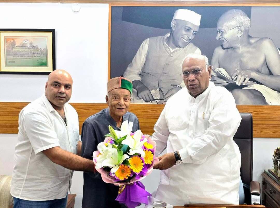 पांगी में भाजपा का डेरा, दिल्ली में भरमौरी कांग्रेस नेताओं ने हाईकमान से बढ़ाई नजदीकियां।
हिमाचल 84 टीवी ब्यूरो नई दिल्ली।
विधानसभा क्षेत्र भरमौर-पांगी की सियासत में इन दिनों राजनीतिक गतिविधियां तेज हैं। एक ओर जहां भाजपा के वरिष्ठ नेता और पदाधिकारी पांगी में पहुंचकर कार्यकर्ताओं के साथ संवाद और संगठनात्मक गतिविधियों में जुटे हैं, वहीं दूसरी ओर भरमौर कांग्रेस के नेताओं की दिल्ली में पार्टी के शीर्ष नेतृत्व से मुलाकात ने राजनीतिक चर्चाओं को बढ़ा दिया है।
पूर्व वन मंत्री एवं पूर्व विधायक ठाकुर सिंह भरमौरी तथा प्रदेश कांग्रेस कमेटी के महासचिव अमित भरमौरी ने नई दिल्ली में कांग्रेस के राष्ट्रीय अध्यक्ष मल्लिकार्जुन खड़गे से उनके आवास पर शिष्टाचार भेंट की। इस दौरान भरमौरी नेताओं ने कांग्रेस महासचिव मुकुल वासनिक सहित पार्टी के अन्य वरिष्ठ नेताओं से भी मुलाकात की।
राष्ट्रीय नेतृत्व के साथ हुई इन मुलाकातों के दौरान हिमाचल कांग्रेस के संगठनात्मक विषयों, प्रदेश की राजनीतिक परिस्थितियों तथा पार्टी को जमीनी स्तर पर मजबूत करने से जुड़े मुद्दों पर संवाद होने की बात सामने आई है। हालांकि बैठकों में किन मुद्दों पर विस्तार से चर्चा हुई, इसकी आधिकारिक जानकारी सार्वजनिक नहीं की गई है।
भरमौर-पांगी में एक तरफ भाजपा की संगठनात्मक सक्रियता और पांगी में वरिष्ठ नेताओं के दौरों का दौर चल रहा है, तो दूसरी तरफ भरमौर कांग्रेस के वरिष्ठ नेताओं की दिल्ली में हाईकमान से मुलाकात ने क्षेत्र की राजनीति को चर्चा में ला दिया है।
अब निगाहें इस बात पर हैं कि दिल्ली में कांग्रेस हाईकमान के साथ हुए संवाद और पांगी में भाजपा की बढ़ी सक्रियता का आने वाले समय में क्षेत्र की राजनीतिक गतिविधियों पर क्या असर दिखाई देता है।