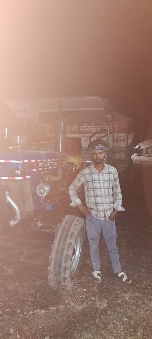 गिट्टी का अवैध परिवहन करते तीन वाहन जप्त, खनिज नियमों के तहत प्रकरण दर्ज
---------
कलेक्टर श्री संजय कुमार जैन के निर्देशानुसार जिले में अवैध खनिज उत्खनन, परिवहन एवं भंडारण के विरुद्ध सघन अभियान चलाया जा रहा है। इसी क्रम में खनिज विभाग द्वारा विभिन्न स्थानों पर कार्रवाई करते हुए गिट्टी का अवैध परिवहन कर रहे तीन वाहनों को जप्त किया गया है।खनिज विभाग द्वारा जांच के दौरान हनुमना क्षेत्र में दो ट्रेलर एवं मऊगंज क्षेत्र एक डंपर गिट्टी का अवैध परिवहन करते पाए जाने पर जप्त किया गया। जप्त किए गए सभी वाहनों को नियमानुसार पुलिस थाना मऊगंज एवं पिपराही क्षेत्र की अभिरक्षा में सुरक्षित खड़ा कराया गया है। संबंधित वाहनों के विरुद्ध खनिज नियमों के तहत अवैध परिवहन का प्रकरण दर्ज कर अग्रिम वैधानिक कार्रवाई की जा रही है। कलेक्टर संजय कुमार जैन ने निर्देश दिए हैं कि जिले में अवैध खनिज उत्खनन, परिवहन एवं भंडारण की गतिविधियों पर निरंतर निगरानी रखी जाए तथा ऐसे मामलों में संलिप्त व्यक्तियों के विरुद्ध नियमानुसार सख्त कार्रवाई सुनिश्चित की जाए।
Jansampark Madhya Pradesh
#mauganj