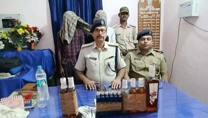 मेदनीचौकी पुलिस की बड़ी कार्रवाई, 143.37 लीटर अंग्रेजी शराब बरामद, दो गिरफ्तार
लखीसराय। शराबबंदी वाले बिहार में अवैध शराब के कारोबार के खिलाफ लखीसराय पुलिस लगातार कार्रवाई कर रही है। इसी क्रम में मेदनीचौकी थाना पुलिस ने गुप्त सूचना के आधार पर हुसैना गांव में छापेमारी कर 143.37 लीटर अंग्रेजी शराब बरामद की है। पुलिस ने मौके से दो आरोपियों को गिरफ्तार किया है, जबकि एक अन्य आरोपी की गिरफ्तारी के लिए छापेमारी जारी है।
पुलिस के अनुसार, 29 सितंबर की रात सूचना मिली थी कि हुसैना गांव में कुछ लोगों द्वारा अपने घर से ही बड़ी मात्रा में अंग्रेजी शराब की खरीद-बिक्री की जा रही है। सूचना के बाद पुलिस अधीक्षक के निर्देश पर मेदनीचौकी थाना पुलिस ने पुलिस बल के साथ प्रशांत केतु के घर पर छापेमारी की।
तलाशी के दौरान घर से अलग-अलग ब्रांड की 589 बोतल अंग्रेजी शराब, कुल 143.37 लीटर, बरामद की गई। बरामद शराब में रॉयल स्टैग व्हिस्की, पाब्लो प्रीमियम व्हिस्की, रॉयल झारखंड और जॉर्ज विलियम एक्स्ट्रा प्रीमियम व्हिस्की शामिल है।
शराब बरामदगी के बाद पुलिस ने बिहार मद्यनिषेध एवं उत्पाद संशोधित अधिनियम-2018 के तहत कार्रवाई करते हुए निशांत केतु, उम्र करीब 18 वर्ष और सत्यनारायण महतो, उम्र करीब 55 वर्ष को गिरफ्तार किया है। दोनों हुसैना गांव के रहने वाले बताए गए हैं।
इस मामले में मेदनीचौकी थाना में कांड संख्या 151/26 दर्ज किया गया है। पुलिस ने बताया कि मामले में संलिप्त प्रशांत केतु की गिरफ्तारी के लिए लगातार छापेमारी की जा रही है।
