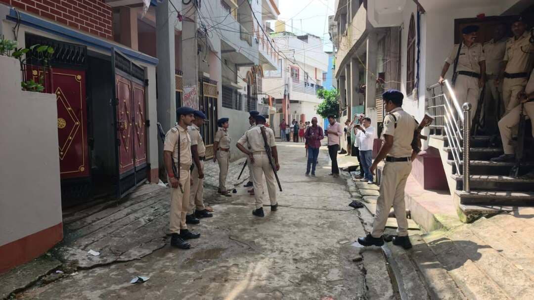आय से अधिक संपत्ति मामले में प्रवर्तन अवर निरीक्षक के ठिकानों पर EOU की छापेमारी, 1.49 करोड़ की संपत्ति का प्रथमदृष्टया खुलासा..... see more