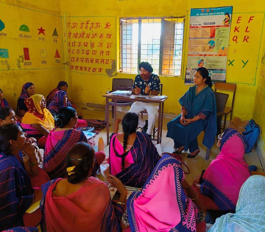 आंगन मिलन सेवा अंतर्गत कराहल विकासखण्ड में आयोजन 01 अक्टूबर से
----
कलेक्टर सुश्री शीला दाहिमा के मार्गदर्शन में सेवा संकल्प अभियान अंतर्गत विभिन्न गतिविधियों का आयोजन किया जा रहा है। इसी क्रम में महिला बाल विकास विभाग द्वारा 26 सितम्बर से 05 अक्टूबर तक ‘‘आंगन मिलन सेवा’’ गतिविधि संचालित की जा रही है। जिसकेे अंतर्गत विकासखंड श्योपुर एवं कराहल में तीन दिवसीय कार्यक्रम दिनांक 01 अक्टूबर, 03 अक्टूबर एवं 05 अक्टूबर को आयोजित किये जायेंगे। जबकि विकासखंड विजयपुर में उक्त कार्यक्रम दिनांक 28 से 30 सितम्बर में आयोजित किये जा रहे है। साथ ही श्योपुर, बड़ौदा एवं विजयपुर के शहरी क्षेत्र में 26 से 28 सितम्बर 2026 में कार्यक्रम का आयोजन किया जा चुका है।
इसमें प्रथम दिवस 01 अक्टूबर को बाल स्वास्थ्य एवं आनंदमयी गतिविधियां अंतर्गत बच्चों को खेल एवं मनोरजंक गतिविधियों के साथ स्वास्थ्य परीक्षण तथा फल व मिठाई का वितरण किया जावेगा। द्वितीय दिवस 03 अक्टूबर को मातृ स्वास्थ्य एवं पोषण संवाद अंतर्गत गर्भवती एवं धात्री माताओं का स्वास्थ्य परीक्षण, टीकाकरण तथा पोषण संबंधी परामर्श दिया जावेगा।
इसी प्रकार तृतीय दिवस 05 अक्टूबर को मेरी कहानी मेरी सफलता कार्यक्रम अंतर्गत जनकल्याणकारी योजनाओं के सकारात्मक प्रभावों से लाभार्थी माताओं के अनुभव साझा किये जायेंगे। महिला बाल विकास अधिकारी श्री श्यामबाबू खरे ने बताया कि कराहल विकासखण्ड अंतर्गत आंगनबाडी केन्द्रों पर 01 अक्टूबर से शुरू हो रहे कार्यक्रमों में आमंत्रण के लिए बच्चों की माताओं की पीले चावल देकर आमंत्रित किया जा रहा है।
-
CM Madhya Pradesh
Jansampark Madhya Pradesh
#JansamparkMP
#sheopur
