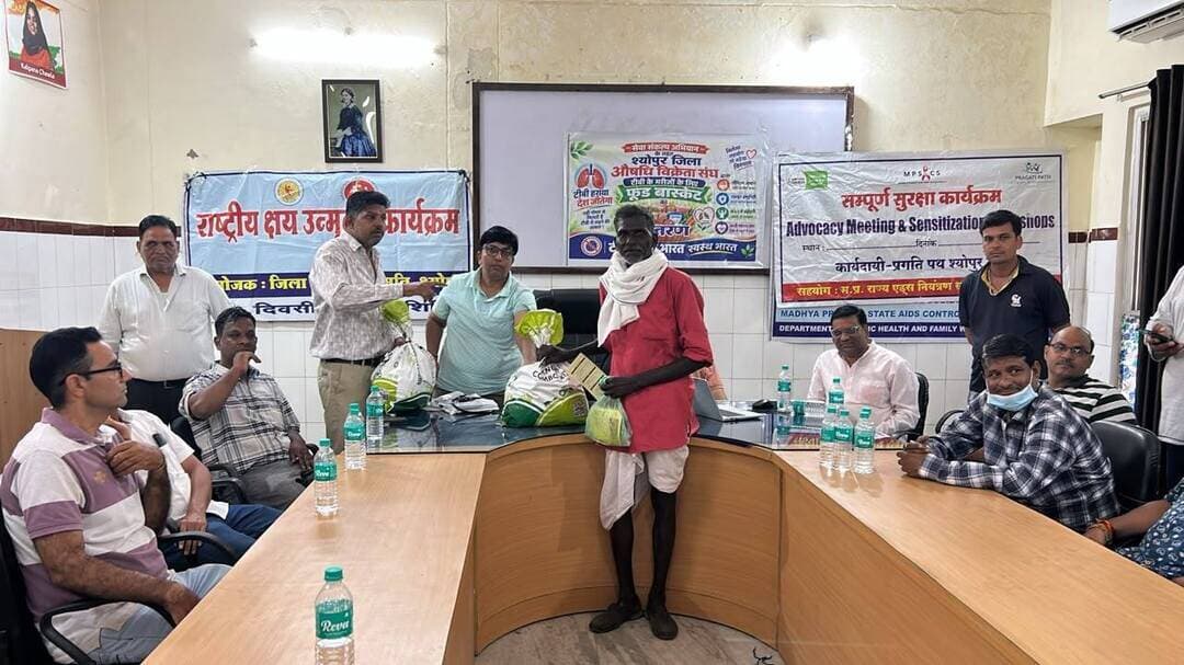 केमिस्ट एसोसिएशन द्वारा फूड बास्केट का वितरण
----
कलेक्टर सुश्री शीला दाहिमा के मार्गदर्शन में राष्ट्रीय क्षय रोग नियंत्रण कार्यक्रम अंतर्गत जिला केमिस्ट एसोसिएशन द्वारा आज क्षय रोगियों को फूड बॉस्केट का वितरण किया गया।
जिला चिकित्सालय के सभागर में आयोजित कार्यक्रम के दौरान सिविल सर्जन डॉ. एस.एन. बिंदल, जिला क्षय अधिकारी डॉ. एन.के. रावत, केमिस्ट एसोसिएशन के जिला अध्यक्ष मनीष नागौरी, सचिव श्री मधुसूदन गौड, श्री रामकिशोर गर्ग, श्री विपिन गर्ग, श्री मानसिंह राठौर, श्री मनीष शुक्ला, श्री दीनदयाल गुप्ता, श्री गोपाल गुप्ता, श्री शंकर गुप्ता, श्री कपिल गर्ग, श्री सोनू पारिक आदि मौजूद रहे।
जिला केमस्टि एसोसिएशन के अध्यक्ष श्री मनीष नागौरी के नेतृत्व में 25 क्षय रोगियों को फूड बॉस्केट प्रदान की गई। इसी प्रकार सिविल सर्जन डॉ एसएन बिंदल द्वारा भी 10 किटो का वितरण किया गया।
-
CM Madhya Pradesh
Jansampark Madhya Pradesh
#JansamparkMP
#sheopur