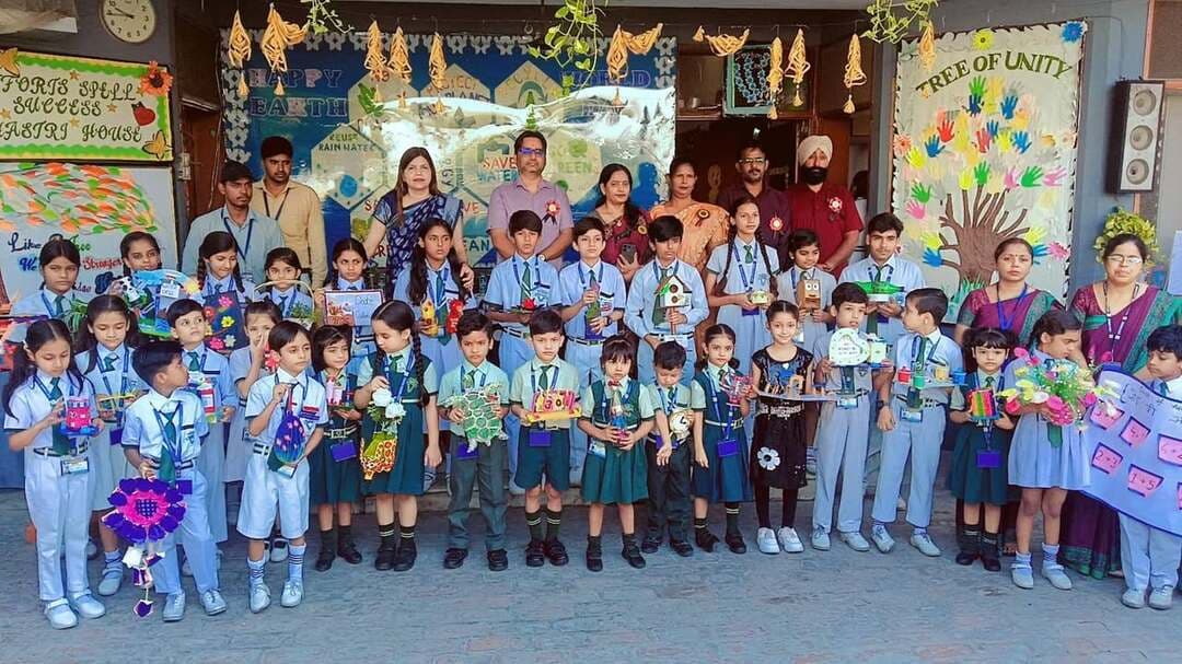 👉#लीड कान्वेंट स्कूल में बच्चों ने दिखाई प्रतिभा, बेकार सामग्री से तैयार की उपयोगी और आकर्षक वस्तुएं
--#प्रतियोगिता में विजेता प्रतिभागियों को सहयोग संस्था ने किया सम्मानित
शाहजहांपुर। महानगर के लीड कान्वेंट स्कूल में स्वच्छता अभियान के तहत ‘कबाड़ से जुगाड़’ कार्यक्रम आयोजित किया गया। बच्चों ने बेकार पड़ी सामग्री से आकर्षक और उपयोगी वस्तुएं तैयार कर स्वच्छता व पर्यावरण संरक्षण का संदेश दिया।अभियान के दौरान विभिन्न स्वच्छता प्रतियोगिताएं भी कराई गईं। विद्यालयों में कूड़ा निर्धारित डस्टबिन में डालने को लेकर रेस प्रतियोगिता हुई, जिसमें बच्चों ने उत्साहपूर्वक भाग लिया। विजेता बच्चों को सहयोग संस्था के पदाधिकारियो ने सम्मान पत्र देकर सम्मानित किया।अध्यापकों ने बच्चों को चार रंग के डस्टबिन के उपयोग की जानकारी देते हुए बताया कि हरे डस्टबिन में गीला कचरा, नीले में सूखा कचरा, लाल में अस्पताल का कचरा एवं काले में इलेक्ट्रॉनिक ब सेनेटरी आदि अलग-अलग प्रकार का कचरा डालना चाहिए। इस मौके पर कार्यक्रम में मुख्य अतिथि के रूप में पहुंचे सहयोग संस्था के संरक्षक पूर्व ग्रुप कैप्टन वायु सेना प्रमोद गुप्ता नेकहा कि आज के बच्चे ही कल के जिम्मेदार नागरिक बनेंगे, इसलिए उन्हें बचपन से स्वच्छता और पर्यावरण संरक्षण की सही जानकारी देना जरूरी है।उन्होंने कहा कि महानगर की बैठकों में भी नगर बाशियों को स्वच्छता के प्रति जागरूक किया जाए और पर्यावरण व स्वच्छता को लेकर पूरी जानकारी दी जाए, उन्होंने लोगों से अपील की कि शहर में गंदगी और कूड़ा फैलाने के लिए किसी और को जिम्मेदार ठहराने के बजाय हर व्यक्ति अपनी जिम्मेदारी समझे। प्रकृति के साथ खिलवाड़ के दुष्परिणाम गंभीर हो सकते हैं, इसलिए पर्यावरण संरक्षण सामूहिक जिम्मेदारी है।कार्यक्रम में सहयोग संस्था के संरक्षक प्रमोद गुप्ता सहित संस्था ब लीड कान्वेंट स्कूल की डायरेक्टर तराना जमाल, ब मोहम्मद जमाल खा ,अध्यक्ष स्तुति गुप्ता, महासचिव सरदार हरजीत सिंह, जिला प्रभारी विकास सक्सेना, अंकुश गुप्ता, संगीता गुप्ता, सुमन गुप्ता एवं लीड कान्वेंट की सभी टीचर व बच्चे मौजूद रहे ।।
सहयोग संस्था शाहजहाँपुर