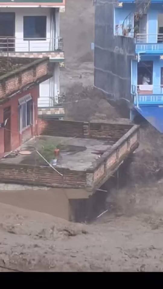 नेपाल: भारी बारिश के बाद फिर मंडराया बाढ़ का खतरा, कई लोगों की मौत की आशंका; जनजीवन अस्त-व्यस्त
काठमांडू पड़ोसी देश नेपाल में एक बार फिर भीषण बाढ़ और प्राकृतिक आपदा का संकट गहरा गया है। लगातार हो रही भारी बारिश के कारण कई नदियों का जलस्तर बढ़ गया है, जिससे तटीय व निचले इलाकों में बाढ़ का पानी भर गया है।
सोशल मीडिया पर सामने आई जानकारियों और रिपोर्टों के अनुसार, बाढ़ की चपेट में आने से कई लोगों की जान जाने की खबर सामने आ रही है। इसके अलावा कई रिहायशी मकान और बुनियादी ढांचा बाढ़ के तेज बहाव से प्रभावित हुआ है।
बाढ़ और भूस्खलन की दोहरी मार से नेपाल के आम नागरिक एक बार फिर भारी मुसीबत में फंस गए हैं। प्रभावित इलाकों में राहत और बचाव कार्यों के प्रयास किए जा रहे हैं।