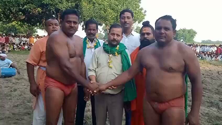 औरेई के ऐतिहासिक दंगल में गूंजे दांव-पेच, फतेहपुर के युवा पहलवान अंकूर ने लखनऊ के बादल को हराकर जीता मुकाबला
नेपाल, पंजाब, अयोध्या, प्रयागराज, कानपुर समेत कई राज्यों और जिलों के पहलवानों ने दिखाई ताकत, हजारों दर्शकों ने उठाया रोमांचक कुश्तियों का आनंद
समाजसेवी कुलदीप त्रिपाठी ने कराया हाथ मिलान, विजेता एवं प्रतिभागी पहलवानों को कमेटी ने किया सम्मानित
फतेहपुर, 30 सितंबर 2026। हसवा विकासखंड के औरेई गांव में आयोजित दो दिवसीय मेले एवं एक दिवसीय विशाल दंगल ने क्षेत्र में पारंपरिक भारतीय कुश्ती की समृद्ध विरासत को जीवंत कर दिया। बुधवार को आयोजित इस भव्य दंगल में नेपाल, पंजाब, अयोध्या, चित्रकूट, प्रतापगढ़, प्रयागराज, कानपुर, लखनऊ और फतेहपुर सहित विभिन्न क्षेत्रों से पहुंचे नामी पहलवानों ने अखाड़े में दमखम दिखाया। पूरे दिन चले मुकाबलों को देखने के लिए आसपास के दर्जनों गांवों से बड़ी संख्या में लोग पहुंचे और खिलाड़ियों का उत्साहवर्धन किया।
दंगल के दौरान कई रोमांचक मुकाबले देखने को मिले। फतेहपुर के चर्चित पहलवान श्रीराम लमेहटा और लखनऊ के सत्येंद्र पहलवान के बीच हुई कुश्ती ने दर्शकों को लंबे समय तक रोमांचित किए रखा। कड़े संघर्ष के बाद श्रीराम पहलवान ने शानदार प्रदर्शन करते हुए जीत दर्ज की।
कार्यक्रम के अंतिम और सबसे चर्चित मुकाबले में समाजसेवी कुलदीप त्रिपाठी ने फतेहपुर के युवा पहलवान अंकूर और लखनऊ के बादल पहलवान का हाथ मिलवाकर मुकाबले की शुरुआत कराई। दोनों पहलवानों के बीच लंबे समय तक जोरदार दांव-पेच चले। दर्शकों की तालियों और उत्साह के बीच हुए इस मुकाबले में फतेहपुर के युवा पहलवान अंकूर ने शानदार प्रदर्शन करते हुए जीत अपने नाम की।
दंगल में लंकी कठवारा, भीमसेन नरौली (फतेहपुर), वीरभान टेसाही, बंधू (महोबा), संजय लौगांव, छोटू बरौरा सहित तीन दर्जन से अधिक पहलवानों ने अपने कौशल का प्रदर्शन किया। कुछ मुकाबले बराबरी पर भी समाप्त हुए, जिनमें दोनों पहलवानों के उत्कृष्ट प्रदर्शन की सराहना की गई।
आयोजन समिति ने विजेता एवं प्रतिभागी पहलवानों को पुरस्कार एवं सम्मान देकर उनका उत्साहवर्धन किया। दंगल का संचालन राजभवन मिश्रा ने प्रभावशाली अंदाज में किया। उन्होंने पूरे आयोजन के दौरान पहलवानों का लगातार उत्साह बढ़ाया, जिससे अखाड़े का रोमांच और अधिक बढ़ गया।
कार्यक्रम में समिति अध्यक्ष सेवा शरण शुक्ला, पथराखन यादव, कमलेश प्रजापति, रिशू तिवारी, छोटू गौतम, वीरेंद्र पासवान, राकेश दूबे, कुलदीप त्रिपाठी, पूर्व प्रधान उदय पाल, वर्तमान ग्राम प्रधान बचोले महाराज, सनगांव ग्राम प्रधान बलवीर यादव सहित अनेक जनप्रतिनिधि और गणमान्य नागरिक उपस्थित रहे।
ग्रामीणों ने कहा कि इस प्रकार के पारंपरिक दंगल न केवल खेल प्रतिभाओं को मंच प्रदान करते हैं, बल्कि ग्रामीण संस्कृति, सामाजिक एकता और युवाओं में खेल भावना को भी मजबूत करते हैं।
एनडी न्यूज़ की अपील
भारतीय पारंपरिक खेलों, विशेषकर कुश्ती जैसी गौरवशाली विरासत को बढ़ावा देना समय की आवश्यकता है। समाज, खेल संस्थाओं, जनप्रतिनिधियों और प्रशासन को मिलकर ग्रामीण खेल आयोजनों को प्रोत्साहित करना चाहिए, ताकि युवा नशे और सामाजिक बुराइयों से दूर रहकर खेलों में अपना भविष्य बना सकें।
सुझाव
ग्रामीण क्षेत्रों में नियमित दंगल एवं पारंपरिक खेल प्रतियोगिताओं का आयोजन कराया जाए।
उभरते पहलवानों को प्रशिक्षण, पोषण और आधुनिक सुविधाएं उपलब्ध कराई जाएं।
विद्यालय एवं महाविद्यालय स्तर पर कुश्ती प्रतियोगिताओं को बढ़ावा दिया जाए।
खेल विभाग द्वारा ग्रामीण खिलाड़ियों को आर्थिक एवं तकनीकी सहयोग उपलब्ध कराया जाए।
👇👇👇
#NDNews #दैनिक_निष्पक्ष_धारा #Fatehpur #Haswa #Aurei #Dangal #IndianWrestling #AnkurPahalwan #BadalPahalwan #KuldeepTripathi #TraditionalSports #RuralSports #UttarPradesh #Kushti
👇👇👇
@UPGovt
@myogiadityanath
@CMOfficeUP
@InfoDeptUP
@UPSportsDept
@dmfatehpur
👇👇👇
🟥 ND NEWS | दैनिक निष्पक्ष धारा
मुख्य संपादक / संस्थापक: राजन सिंह हाड़ा
सह-संपादक: शालिनी सिंह भदौरिया
✒️ रिपोर्ट: जिला ब्यूरो, फतेहपुर
📍 कार्यालय-3: U158, हीरा स्वीट्स के पास, विकास मार्ग, लक्ष्मी नगर, पूर्वी दिल्ली, पिन कोड – 110092 (NCR)
📍 कार्यालय-2: विधानसभा रोड, बर्लिंगटन चौराहा, लखनऊ (226001) (UP)
📍 कार्यालय-1: 1/1 अटल बिहारी चौराहा, नियर बर्मा चौराहा, फतेहपुर (212601) (UP)
📅 दिनांक: 30 सितंबर 2026
📆 दिन: बुधवार
📧 Email: ndnewschannel@gmail.com
📞 मोबाइल: 096961 19696