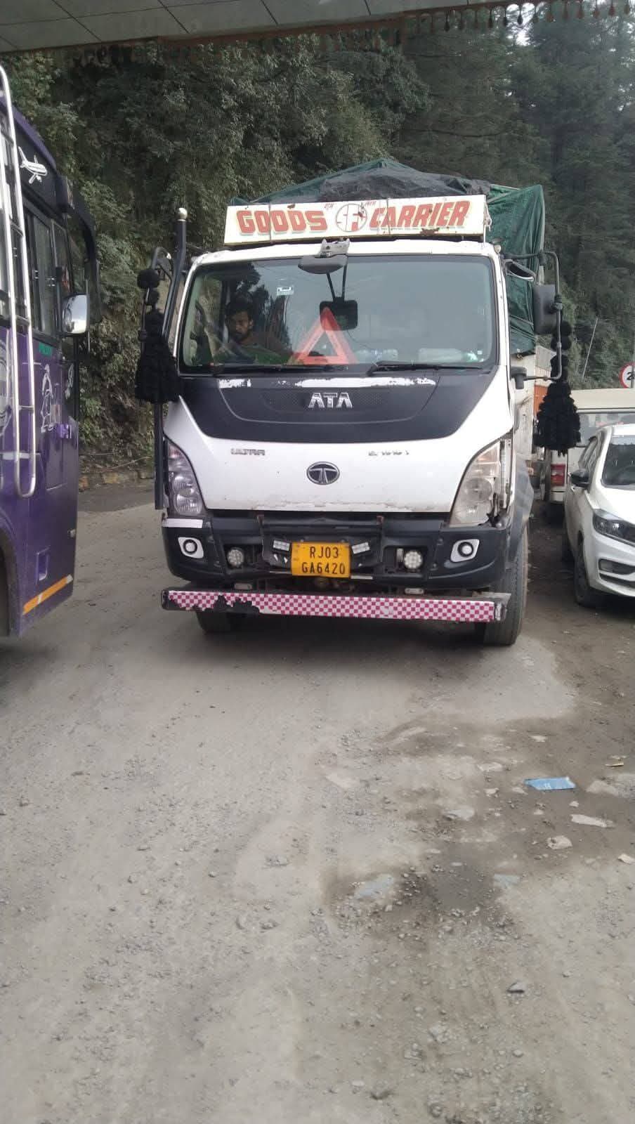 ट्रैफिक अपडेट: वर्तमान समय में mashobara Bifurcation के समीप एक वाहन (Truck) तकनीकी खराबी के कारण सड़क पर रुक गया है, जिसके चलते उक्त मार्ग पर यातायात वन-वे संचालित किया जा रहा है। ट्रैफिक पुलिस शिमला मौके पर तैनात है तथा यातायात को नियंत्रित करते हुए सुचारु रूप से संचालित किया जा रहा है।
वाहन को सड़क से हटाने की प्रक्रिया की जा रही है। वाहन चालकों से अनुरोध है कि मौके पर तैनात पुलिस कर्मियों के निर्देशों का पालन करें और अनावश्यक रूप से वाहन खड़ा न करें।
जारीकर्ता
ट्रैफिक पुलिस शिमला