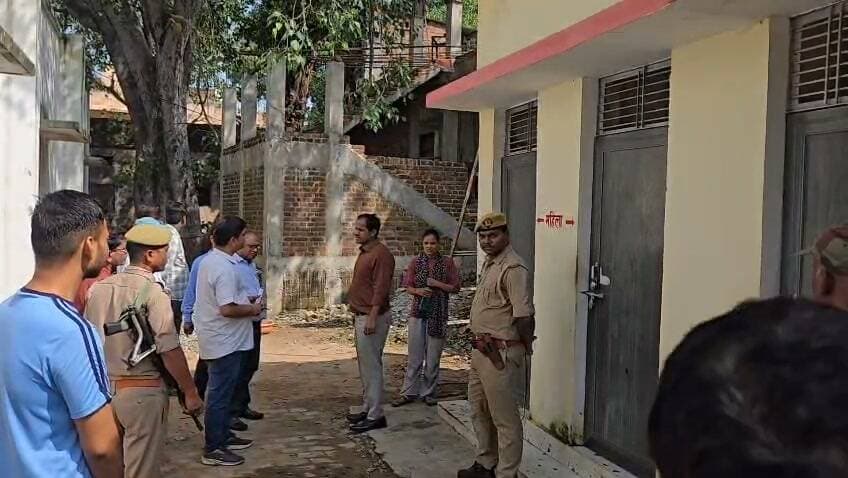जिलाधिकारी ने राजकीय जिला पुस्तकालय कर्वी का किया निरीक्षण, आधुनिक पुस्तकालय के निर्माण कार्य का लिया जायजा
जिलाधिकारी पुलकित गर्ग ने आज राजकीय जिला पुस्तकालय, कर्वी का निरीक्षण कर व्यवस्थाओं एवं प्रस्तावित नवीन आधुनिक पुस्तकालय के निर्माण कार्य की तैयारियों का जायजा लिया। नीति आयोग योजना के अंतर्गत लगभग ₹7.00 करोड़ की लागत से कार्यदायी संस्था चित्रकूट विशेष क्षेत्र विकास प्राधिकरण द्वारा नवीन आधुनिक पुस्तकालय का निर्माण कराया जाना प्रस्तावित है। जिलाधिकारी ने मौके पर ले-आउट प्लान, ड्राइंग एवं डिजाइन का गहन अवलोकन करते हुए आर्किटेक्ट से भवन निर्माण के विभिन्न पहलुओं पर चर्चा की।
नवीन भवन में भूतल, प्रथम तल एवं द्वितीय तल का निर्माण प्रस्तावित है। इसमें कोचिंग, पुस्तकालय, कार्यालय तथा मल्टीपरपज हॉल आदि की व्यवस्था की जाएगी। जिलाधिकारी ने निर्देश दिए कि आधुनिक पुस्तकालय की क्षमता 450 सीटों की रखी जाए। साथ ही लाइब्रेरियन के लिए पृथक कक्ष, बड़ा मल्टीपरपज हॉल, बच्चों के लिए किड्स-फ्रेंडली प्ले रूम तथा पर्याप्त संख्या में टैब की व्यवस्था सुनिश्चित की जाए। प्रत्येक टेबल पर चार्जिंग प्वाइंट उपलब्ध कराने के भी निर्देश दिए।
इसके पश्चात जिलाधिकारी ने कोचिंग कक्ष एवं वर्तमान राजकीय जिला पुस्तकालय का निरीक्षण किया। कोचिंग में यूपीएससी की परीक्षा हेतु ब्रिटिश शिक्षा नीति और उसके भारत पर परिणाम के अध्याय की पढ़ाई कराए जाने पर शिक्षक को निर्देश दिए कि विद्यार्थियों को पहले यह समझाया जाए कि प्रश्न किस प्रकार तैयार किए जाते हैं, इसके बाद विषय की व्याख्या की जाए। उन्होंने विगत 10 वर्षों के प्रारंभिक एवं मुख्य परीक्षा के प्रश्नपत्रों को हल कराने, दोनों परीक्षाओं के पाठ्यक्रम की पृथक जानकारी देने तथा अध्ययन सामग्री को सरल भाषा में समझाने के निर्देश दिए। विद्यार्थियों की तैयारी के लिए नियमित रूप से मॉक टेस्ट भी आयोजित कराने को कहा।
जिलाधिकारी ने लाइब्रेरियन से पुस्तकालय की पुस्तक क्षमता की जानकारी ली, जिस पर बताया गया कि वर्तमान पुस्तकालय में लगभग 5 हजार पुस्तकों की क्षमता है। उन्होंने चित्रकूट विशेष क्षेत्र विकास प्राधिकरण को पुस्तकालय में सू-रैक तथा 100 लीटर क्षमता का वाटर कूलर लगाने के निर्देश दिए।
निरीक्षण के दौरान जिलाधिकारी ने उपस्थित छात्र-छात्राओं से उनकी समस्याओं की जानकारी ली। विद्यार्थियों द्वारा विद्युत, शौचालय, पेयजल एवं साफ-सफाई से संबंधित समस्याएं बताई गईं। जिलाधिकारी ने प्रमुख स्थलों पर पर्याप्त संख्या में डस्टबिन रखवाने तथा मूलभूत सुविधाओं को बेहतर करने के निर्देश दिए।
कोचिंग हॉल एवं पुस्तकालय में साफ-सफाई संतोषजनक न पाए जाने पर जिलाधिकारी ने सफाई कर्मचारी श्री वीरेंद्र का पांच दिवस का वेतन काटने के निर्देश दिए। साथ ही जिला विद्यालय निरीक्षक को निर्देशित किया कि लाइब्रेरियन डा0 प्रदीप शुक्ल का इस माह का वेतन रोकते हुए कारण बताओ नोटिस जारी किया जाए। पुस्तकालय का नियमित निरीक्षण न किए जाने पर जिला विद्यालय निरीक्षक को भी कारण बताओ नोटिस जारी करने के निर्देश दिए गए।
जिलाधिकारी ने कहा कि कार्यालय अवधि में किसी भी कर्मचारी द्वारा गुटखा आदि का सेवन न किया जाए। सभी अधिकारी एवं कर्मचारी निर्धारित समय पर उपस्थित होकर अपने दायित्वों का समयबद्ध एवं गुणवत्तापूर्ण ढंग से निर्वहन सुनिश्चित करें।