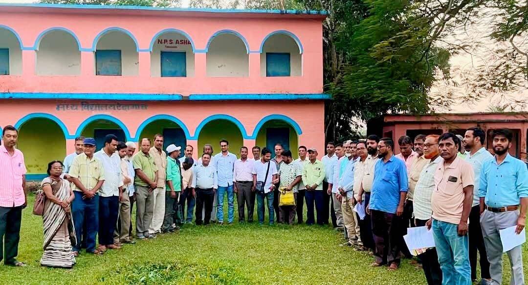 टेढ़ागाछ प्रखंड के विद्यालयों में ०1अक्टूबर 2026 से एमडीएम बंद करने की चेतावनी
किशनगंज जिला के टेढ़ागाछ प्रखंड अंतर्गत के विद्यालयों में मध्याह्न भोजन योजना की राशि चार-पांच माह से आवंटित नहीं होने से शिक्षकों के सामने आर्थिक संकट उत्पन्न हो गया है। प्रधान शिक्षकों ने डीपीओ को पत्र भेजकर तत्काल राशि उपलब्ध कराने की मांग की। राशि नहीं मिलने पर 1 अक्टूबर 2026 से एमडीएम संचालन बंद करने की चेतावनी दी गई है।बैठक में प्रखंड के विभिन्न विद्यालयों के प्रधानाध्यापक उपस्थित रहे।सूत्र। District Kishanganj Bihar Education Department Dr Md Jawaid Dilip Jaiswal Bihar JDU BJP Bihar