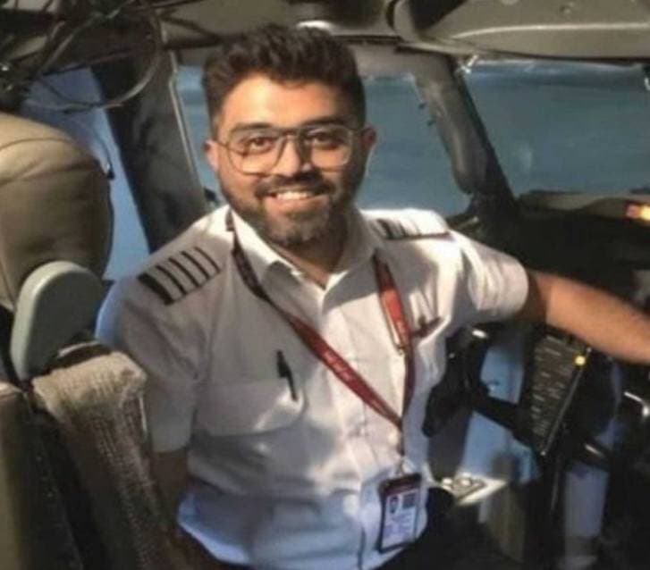 #Flydubai_Flight_FZ1073
#ट्रंप ने भारतीय पायलट स्मित मच्छार को बताया ‘#हीरो’, भारतीय दूतावास ने बताया अब कैसी है हालत
संगरिया की आवाज़।
Trump Praises Indian Pilot: दुबई से तेल अवीव जा रही फ्लाईदुबई की एक नियमित उड़ान अचानक आसमान में जिंदगी और मौत की जंग में बदल गई। कॉकपिट में हुए हिंसक हमले के बाद विमान तेजी से नीचे आया और यात्रियों में दहशत फैल गई। घायल भारतीय कप्तान स्मित मच्छार ने इसके बावजूद ऐसा कदम उठाया, जिसने बचाव का रास्ता खोला। यात्रियों और विमान में मौजूद अन्य पायलटों की मदद से आखिरकार विमान सऊदी अरब के तबूक में सुरक्षित उतरा।
दुबई से तेल अवीव जा रही फ्लाईदुबई की फ्लाइट #FZ1073 बुधवार को उस समय संकट में फंस गई, जब उड़ान के दौरान कॉकपिट में दोनों पायलटों के बीच हिंसक झड़प हो गई। घटना के दौरान भारतीय कप्तान स्मित मच्छार घायल हुए। अमेरिकी राष्ट्रपति डोनाल्ड ट्रंप ने इस घटना पर प्रतिक्रिया देते हुए मच्छार को ‘हीरो’ बताया और उनकी बहादुरी की तारीफ की। यह जानकारी ANI की रिपोर्ट के हवाले से सामने आई है।
रिपोर्टों के मुताबिक, सह-पायलट ने कथित तौर पर कप्तान पर चाकू से हमला किया। इसी दौरान विमान का नियंत्रण प्रभावित हुआ और बोइंग 737 मैक्स 8 ने बेहद तेजी से ऊंचाई खोनी शुरू कर दी। फ्लाइट-ट्रैकिंग आंकड़ों के अनुसार विमान करीब 34 हजार फीट की ऊंचाई से कुछ ही समय में लगभग 14 हजार फीट नीचे आ गया। एक अन्य रिपोर्ट में लगभग 17 हजार फीट तक की गिरावट का उल्लेख है।
स्थिति इतनी गंभीर हो गई कि विमान से पहले सामान्य आपातकालीन कोड 7700 और बाद में 7500, यानी गैरकानूनी हस्तक्षेप का संकेत, प्रसारित हुआ। इसके बाद विमान का रास्ता बदला गया और वह सऊदी अरब के तबूक की ओर मुड़ गया। इजरायल की ओर से भी सुरक्षा प्रतिक्रिया के तहत लड़ाकू विमान सक्रिय किए गए।
ट्रंप ने घटना पर टिप्पणी करते हुए यह भी कहा कि उन्हें कुछ जानकारी इजरायली प्रधानमंत्री बेंजामिन नेतन्याहू से मिली थी और उन्होंने खुद स्वीकार किया कि वह सभी विवरणों की स्वतंत्र पुष्टि नहीं कर सकते। वहीं नेतन्याहू ने कप्तान मच्छार की बहादुरी की सार्वजनिक रूप से सराहना की है।
भारतीय दूतावास, रियाद के आधिकारिक बयान के अनुसार, रियाद स्थित दूतावास और जेद्दा स्थित भारतीय वाणिज्य दूतावास पायलट की स्वास्थ्य स्थिति पर लगातार नजर रख रहे हैं। मिशन ने बताया कि स्मित मच्छर को आवश्यक चिकित्सा सुविधा उपलब्ध कराई जा रही है। उनकी सेहत को लेकर पूरी और विस्तृत मेडिकल जानकारी का इंतजार है, हालांकि शुरुआती जानकारी में उनकी हालत स्थिर बताई गई है।
दूतावास ने पायलट के जल्द स्वस्थ होने की कामना की है। साथ ही भारतीय अधिकारियों ने स्पष्ट किया कि वे स्मित मच्छर के परिवार के संपर्क में हैं और सऊदी अधिकारियों के साथ लगातार समन्वय कर रहे हैं। भारतीय मिशन ने परिवार को भरोसा दिलाया है कि पायलट के स्वास्थ्य और कल्याण के लिए हरसंभव सहायता उपलब्ध कराने की कोशिश जारी रहेगी।
#यात्री_की_जुबानी: 'लगा 9/11 दोबारा हो रहा है'
चैनल 12 से बात करने वाले यात्री डैनियल ने बताया कि कॉकपिट का दरवाजा हल्का खुला था और उन्होंने देखा कि किसी को बाहर धकेलने की कोशिश की गई। उनके मुताबिक विमान का गोता खाना और चक्कर लगाना दो-तीन मिनट तक चला। उन्होंने फर्श पर खून और कुछ लोगों को घायल पायलट को बाहर लाते हुए देखा।
तीन 'हीरो' और घबराई हुईं दो फ्लाइट अटेंडेंट
कॉकपिट से लड़ाई की आवाजें आईं तो यात्री डैनियल के पीछे बैठे तीन इजरायली यात्री देखने पहुंचे। डैनियल के मुताबिक इन्हीं तीनों ने हमलावर को काबू किया। उन्होंने कहा, 'वे तीनों असली हीरो हैं।' इसके बाद विमान में मौजूद दो अन्य पायलटों ने कमान संभाली। कुछ रिपोर्टों में इन्हें ऑफ-ड्यूटी पायलट बताया गया है। दोनों ने खुद को कॉकपिट में बंद कर लिया और शुरू में यात्रियों से बात नहीं की। केबिन में फ्लाईदुबई की दो अटेंडेंट घबराई हुई थीं और हालात संभाल नहीं पा रही थीं। पायलट ने जब लैंडिंग की घोषणा की, तब यात्रियों ने राहत की सांस ली।
#हाईजैक_या_साजिश? जांच के घेरे में तीन आशंकाएं
एक इजरायली अधिकारी ने कहा कि इरादा जो भी रहा हो, संदिग्ध ने हाईजैक की कोशिश जरूर की। इजरायली मीडिया ने संदिग्ध को ओमानी नागरिक बताया है, पर आधिकारिक पुष्टि नहीं है। येरूशलम पोस्ट और टाइम्स ऑफ इजरायल के हवाले से कहा गया कि बड़ी तबाही टल गई। डैनियल को भी 'निश्चित रूप से' आतंकी हमला लगा।
#क्या_चाहता_था_संदिग्ध?
जांच इस पर है कि वह विमान को इजरायल ले जाना चाहता था, जमीन पर गिराना चाहता था या 9/11 जैसा हमला करना चाहता था। एक रिपोर्ट में आत्महत्या की कोशिश की आशंका भी बताई गई है।
सऊदी अरब की जमीन पर फंसे इजरायली
नेतन्याहू कार्यालय ने कहा कि स्थिति नियंत्रण में है। सेना प्रमुख इयाल जमीर ने वायुसेना कमांडर के साथ समीक्षा की। फ्लाईदुबई ने सुरक्षित लैंडिंग की पुष्टि की और अपडेट देते रहने की बात कही। इजरायल और सऊदी अरब के बीच औपचारिक राजनयिक संबंध नहीं हैं। यात्री तबुक में हैं, जहां सऊदी सुरक्षा बल भारी संख्या में तैनात हैं। इजरायल उन्हें नागरिक या सैन्य विमान से लाने के लिए समन्वय कर रहा है। लैंडिंग के बाद की तस्वीरों में देखा गया है कि विमान के राडार को नुकसान पहुंचा है।
#एफजेड1073 - एक नजर में
फ्लाइट: एफजेड1073, फ्लाईदुबई (एमिरेट्स की कम किराए वाली सहयोगी)
#विमान: बोइंग 737 मैक्स 8
#यात्री: करीब 180, इनमें 100 से ज्यादा इजरायली
रूट, डाइवर्शन और लैंडिंगः दुबई से तेल अवीव जा रही फ्लाइट ढाई घंटे बाद जॉर्डन के ऊपर थी, इमरजेंसी सिग्नल गया। मुड़ने के बाद विमान एक मिनट में 17 हजार फीट नीचे आया और इसके बाद इजरायली फाइटर जेट की निगरानी में सऊदी अरब के ताबुक में उतरा।
संगरिया की आवाज़
संगरिया की आवाज़-न्यूज़ एजेंसी