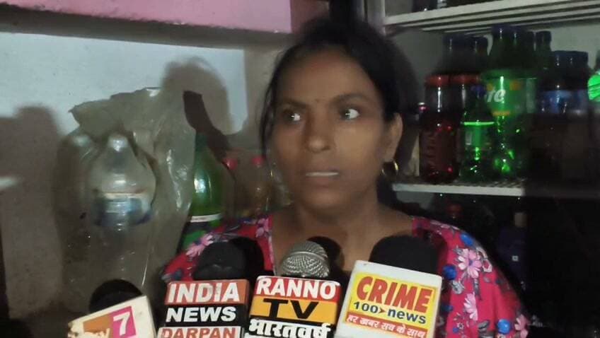 गौहनिया चौकी के सामने महिला की दुकान का वीडियो वायरल, एक्सपायरी स्प्राइट बेचने के आरोप से किया इनकार
सोशल मीडिया पर वायरल वीडियो को महिला ने बताया फर्जी, दुकान की जांच कराने की मांग
प्रयागराज। घूरपुर थाना क्षेत्र के गौहनिया चौकी के सामने पान की दुकान चलाने वाली महिला के संबंध में सोशल मीडिया पर एक वीडियो वायरल होने के बाद मामला चर्चा में है। वायरल वीडियो में महिला की दुकान पर कथित तौर पर एक्सपायरी अथवा खराब स्प्राइट बेचे जाने का आरोप लगाया जा रहा है।
मामले में दुकान संचालिका सोनी केसरवानी ने आरोपों से इनकार करते हुए वीडियो को फर्जी बताया है। महिला का कहना है कि सोशल मीडिया पर वीडियो के माध्यम से उसे और उसकी दुकान को बदनाम करने का प्रयास किया जा रहा है, जिससे ग्राहक उसकी दुकान पर आना बंद कर दें।
सोनी केसरवानी के अनुसार, वह विधवा हैं और पान, गुटखा, स्प्राइट तथा अन्य ठंडे पेय पदार्थ बेचकर अपने परिवार का गुजर-बसर करती हैं। उन्होंने कहा कि उनकी दुकान पर कोई एक्सपायरी अथवा खराब पेय पदार्थ नहीं रखा गया है। महिला ने संबंधित अधिकारियों से दुकान की जांच कराने की भी मांग की है।
महिला का कहना है कि यदि जांच की जाती है तो वास्तविक स्थिति सामने आ जाएगी। उन्होंने घूरपुर पुलिस प्रशासन एवं संबंधित अधिकारियों से वायरल वीडियो की सत्यता की जांच कराने तथा सोशल मीडिया पर उनकी छवि खराब करने के मामले में आवश्यक कार्रवाई की मांग की है।
महिला के बयान के आधार पर प्रकाशित खबर: इस खबर में लगाए गए आरोपों की स्वतंत्र पुष्टि नहीं हुई है। वायरल वीडियो की वास्तविकता और दुकान में रखे सामान की स्थिति की पुष्टि संबंधित विभागीय जांच के बाद ही हो सकेगी।