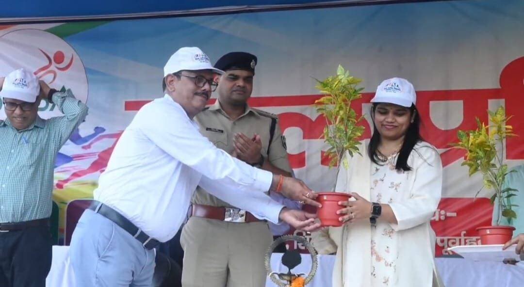 🏆 शिवहर: जिलास्तरीय विद्यालय खेल प्रतियोगिता 2026-27 का भव्य आयोजन! 🏅
खेल विभाग, बिहार सरकार और जिला प्रशासन, शिवहर के संयुक्त तत्वावधान में आज श्री नवाब उच्चतर माध्यमिक विद्यालय में जिलास्तरीय विद्यालय खेल प्रतियोगिता का शानदार आगाज हुआ।
जिले के विभिन्न विद्यालयों से आए छात्र-छात्राओं ने पूरे उत्साह और खेल भावना के साथ अलग-अलग स्पर्धाओं में अपनी प्रतिभा का उत्कृष्ट प्रदर्शन किया।
मुख्य आकर्षण:
📍 स्थान: श्री नवाब उच्चतर माध्यमिक विद्यालय, शिवहर।
🎤 अधिकारियों का मार्गदर्शन: जिलाधिकारी श्रीमती प्रतिभा रानी और पुलिस अधीक्षक महोदय ने उपस्थित होकर खिलाड़ियों का उत्साहवर्धन किया।
🎯 उद्देश्य: बच्चों में शारीरिक-मानसिक मजबूती, अनुशासन, नेतृत्व क्षमता और टीम भावना का विकास करना तथा उन्हें राज्य एवं राष्ट्रीय स्तर के लिए तैयार करना।
जिलाधिकारी महोदया ने खिलाड़ियों को संबोधित करते हुए कहा कि शिक्षा के साथ-साथ खेल सर्वांगीण विकास का महत्वपूर्ण माध्यम है। हार-जीत से ज्यादा जरूरी खेल में भाग लेना और खुद को निरंतर बेहतर बनाना है।
आयोजन स्थल पर खिलाड़ियों के लिए प्राथमिक उपचार, पेयजल और सुरक्षा की चाक-चौबंद व्यवस्था की गई। विजयी और चयनित खिलाड़ियों को आगामी राज्यस्तरीय प्रतियोगिताओं में शिवहर का प्रतिनिधित्व करने का अवसर मिलेगा। सभी खिलाड़ियों को उनके उज्ज्वल भविष्य के लिए ढेरों शुभकामनाएँ! ✨
#Sheohar #SheoharAdministration #BiharSports #SchoolSports #YouthEmpowerment #SportsMeet2026 #Bihar #DMSheohar #KheloBihar #SportsTalent