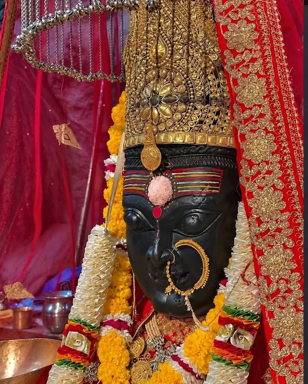जय माँ धारी देवी।
माँ धारी देवी सभी भक्तों पर अपनी कृपा बनाए रखें, सभी के जीवन में सुख-शांति और समृद्धि दें तथा सभी की मनोकामनाएँ पूर्ण करें।
जय माँ धारी देवी