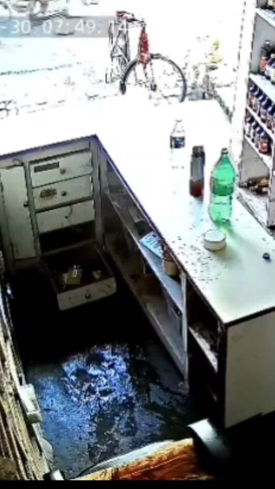 शेरघाटी में दवाई दुकान से दिनदहाड़े 2 लाख की चोरी, हेलमेट पहनकर पहुंचा चोर
गोला बाजार की दवा दुकान में दिनदहाड़े चोरी, CCTV में कैद हुई वारदात Part 2