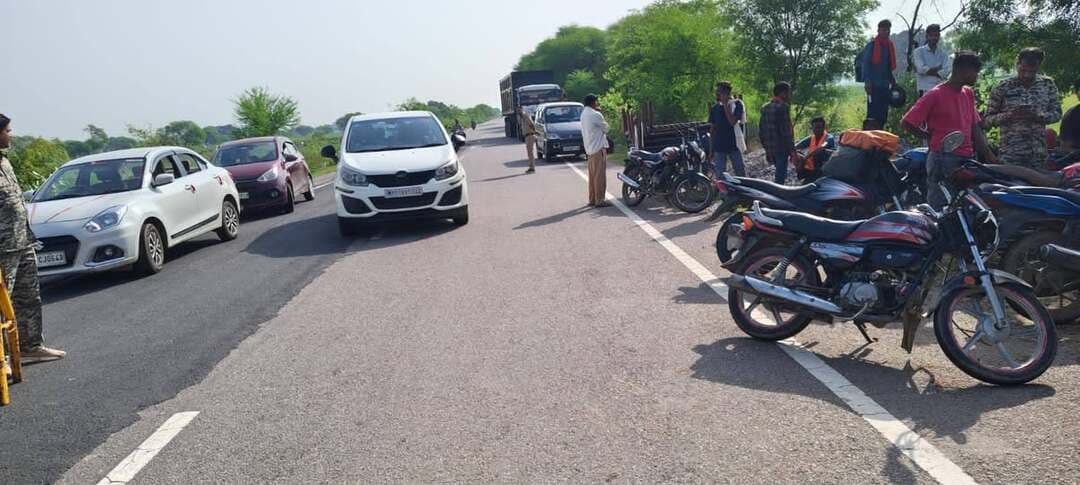 *आलमपुर में चली मजिस्ट्रेट चेकिंग, 50 से अधिक वाहनों पर चालानी कार्रवाई*
*थाना आलमपुर सहित दबोह एवं रावतपुरा थाने का पुलिस बल रहा मौजूद।*
*दबोह* लहार अनुभाग के आलमपुर में बुधवार को मजिस्ट्रेट चेकिंग अभियान चलाया गया। चेकिंग के दौरान यातायात नियमों का उल्लंघन करने वाले वाहन चालकों के खिलाफ चालानी कार्रवाई की गई। अभियान के दौरान 50 से अधिक वाहनों पर चालान किए गए।
*मजिस्ट्रेट चेकिंग* के दौरान वाहन चालकों के दस्तावेज एवं यातायात नियमों के पालन की जांच की गई। नियमों का उल्लंघन पाए जाने पर संबंधित वाहन चालकों के खिलाफ नियमानुसार कार्रवाई की गई।
*चेकिंग अभियान के दौरान* थाना आलमपुर के साथ थाना दबोह एवं थाना रावतपुरा का पुलिस बल भी मौजूद रहा। पुलिस अधिकारियों ने वाहन चालकों से यातायात नियमों का पालन करने तथा वाहन चलाते समय आवश्यक दस्तावेज साथ रखने की अपील की।