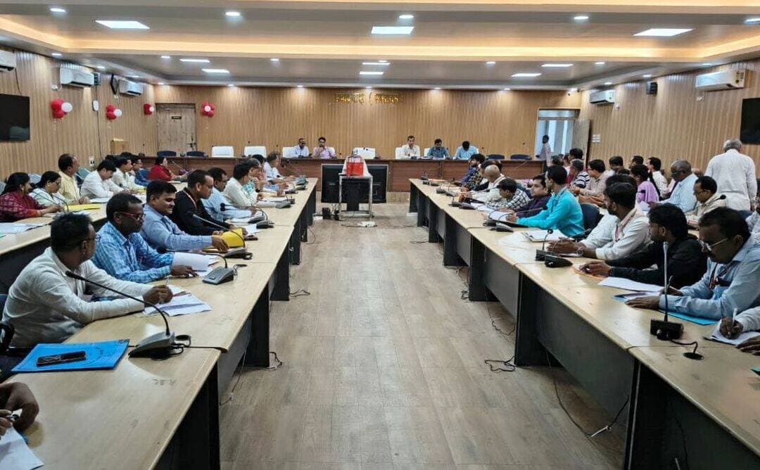 आज दिनांक 30.09.2026 को जिला पदाधिकारी, रोहतास के निदेशानुसार अपर समाहर्त्ता (लो०शि०नि०)-सह-जिला लोक शिकायत निवारण पदाधिकारी, रोहतास की अध्यक्षता में समाहरणालय परिसर स्थित विभिन्न कार्यालयों, अनुमंडल कार्यालय, भूमि सुधार उप समाहर्त्ता कार्यालय तथा प्रखंड एवं अंचल कार्यालयों के सभी प्रधान लिपिकों के साथ समीक्षात्मक बैठक आयोजित की गई।
बैठक में CWJC/MIC से प्राप्त पत्रों, मानवाधिकार, अंकेक्षण, लोक शिकायत एवं जनता दरबार, लोकायुक्त, विभागीय कार्यवाही, सेवान्त लाभ से संबंधित लंबित मामलों, आगामी छह माह में सेवानिवृत्त होने वाले सरकारी कर्मियों तथा रोकड़ बही से संबंधित मामलों की अद्यतन स्थिति की समीक्षा की गई।
समीक्षा के दौरान अपर समाहर्त्ता द्वारा सभी प्रधान लिपिकों को निर्देश दिया गया कि संबंधित मामलों का ससमय एवं प्राथमिकता के आधार पर निष्पादन सुनिश्चित करें। साथ ही लंबित मामलों के निष्पादन में किसी प्रकार की अनावश्यक देरी नहीं हो, इसका विशेष ध्यान रखने का निर्देश दिया गया।
बैठक में स्थापना उप समाहर्त्ता, विशेष कार्य पदाधिकारी सहित समाहरणालय परिसर स्थित विभिन्न कार्यालयों, अनुमंडल कार्यालयों, भूमि सुधार उप समाहर्त्ता कार्यालयों, प्रखंड एवं अंचल कार्यालयों के सभी प्रधान लिपिक उपस्थित रहे।
<nis:link nis:type=tag nis:id=iprd nis:value=IPRD nis:enabled=true nis:link/>
<nis:link nis:type=tag nis:id=reviewmeeting nis:value=ReviewMeeting nis:enabled=true nis:link/>
<nis:link nis:type=tag nis:id=bihargovernment nis:value=BiharGovernment nis:enabled=true nis:link/>
<nis:link nis:type=tag nis:id=publicservice nis:value=PublicService nis:enabled=true nis:link/>
<nis:link nis:type=tag nis:id=cmsamrat nis:value=CMSamrat nis:enabled=true nis:link/>
<nis:link nis:type=tag nis:id=samratchoudhary nis:value=samratchoudhary nis:enabled=true nis:link/>
Information & Public Relations Department, Government of Bihar