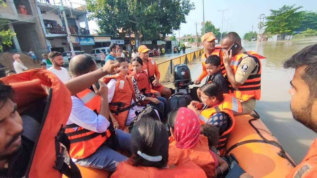 सारण जिले में बाढ़ की स्थिति को देखते हुए जिला प्रशासन पूरी तत्परता एवं मुस्तैदी के साथ राहत एवं बचाव कार्य में जुटा हुआ है। जिलाधिकारी एवं वरीय पुलिस अधीक्षक स्वयं प्रभावित क्षेत्रों में पहुंचकर स्थिति का जायजा ले रहे हैं, स्थानीय लोगों से संवाद कर उन्हें सुरक्षित स्थानों पर जाने एवं प्रशासन का सहयोग करने की अपील कर रहे हैं। साथ ही मौके पर मौजूद पदाधिकारियों एवं बचाव दलों को आवश्यक दिशा-निर्देश दिए जा रहे हैं।
प्रशासन की प्राथमिकता प्रत्येक प्रभावित व्यक्ति की सुरक्षा सुनिश्चित करना है। NDRF, SDRF, प्रशासनिक एवं स्वास्थ्य विभाग की टीमें लगातार राहत एवं बचाव कार्य में लगी हुई हैं। प्रभावित लोगों को सुरक्षित स्थानों पर पहुंचाने के साथ-साथ सामुदायिक रसोई के माध्यम से भोजन, मेडिकल सुविधा एवं आवश्यक राहत सामग्री उपलब्ध कराई जा रही है। जिला प्रशासन स्थिति पर लगातार नजर बनाए हुए है और आवश्यकता के अनुसार राहत एवं बचाव कार्य को और तेज किया जा रहा है।