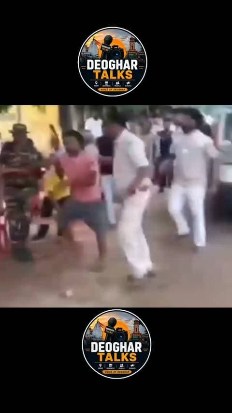 जसीडीह के गोपीडीह गांव में जमीन विवाद को लेकर बुधवार को जमकर हंगामा हुआ। आरोप है कि पुलिस की मौजूदगी में भी एक पक्ष ने मारपीट की। पीड़ित ने चार नामजद समेत 100-150 अज्ञात लोगों के खिलाफ थाना में आवेदन दिया है। पुलिस मामले की जांच में जुटी है।
#Jasidih #Deoghar #LandDispute #JharkhandNews #deoghartalks