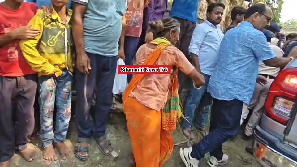 पश्चिमी चंपारण बाढ़ पीड़ितों का फूटा गुस्सा! सांसद संजय जायसवाल की गाड़ी घेरकर फेंका गोबर, पुलिस ने सुरक्षा में निकाला।