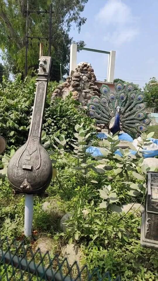 #लाइव - मिर्जापुर में जिलाधिकारी दिव्या मित्तल द्वारा बनवाया गया कजरी पार्क बदहाल, वर्तमान दशा देखिए...
मिर्जापुर के कजरी में पूर्व जिलाधिकारी दिव्या मित्तल के कार्यकाल में लाखों की लागत से बनाया गया कजरी पार्क आज अपनी बदहाली पर आंसू बहा रहा है। रखरखाव के अभाव में पार्क की क्या है स्थिति, देखिए ग्राउंड रिपोर्ट।
#Mirzapur #KajriPark #DivyaMittal #DM_Mirzapur #LiveReport #TodayMirzapur #GroundReality