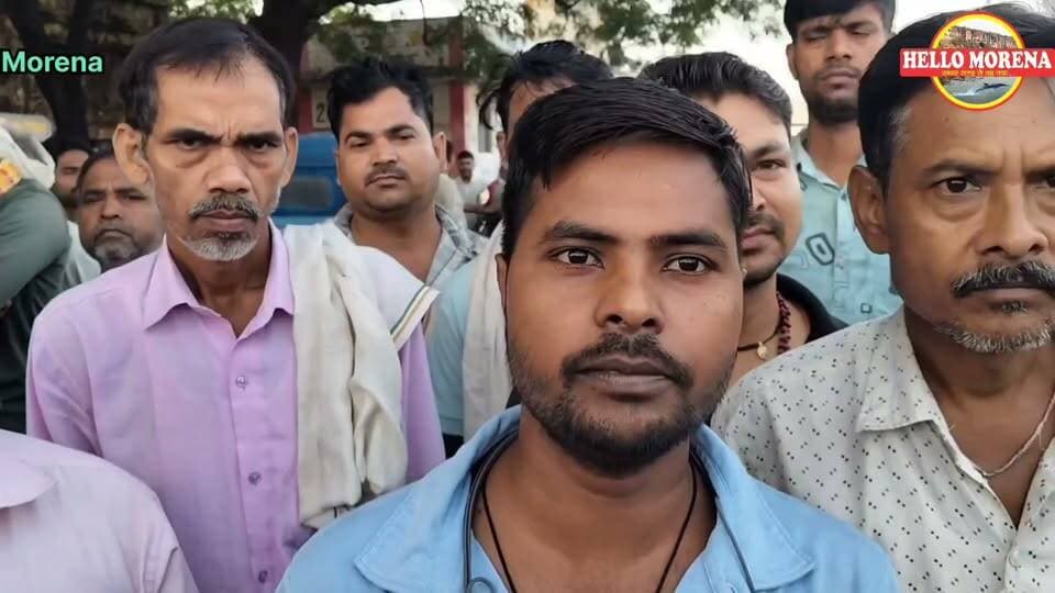 आढ़तियों ने बढ़ाया कमीशन, सब्जी विक्रेताओं ने बंद कर दी मंडी, बोले इतनी दलाली देंगे तो खाएंगे क्या?
मुरैना जिले के पोरसा में गुरुवार सुबह हुआ आंदोलन का आगाज, सब्जी विक्रेताओं ने नरेबाजी की।