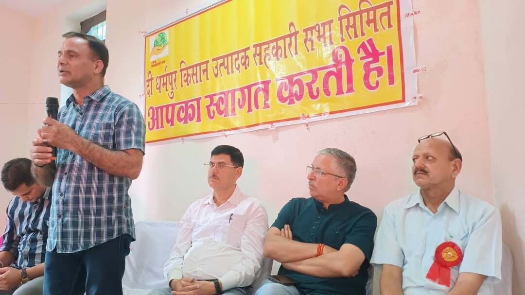 एफपीओ धर्मपुर ने जनसहयोग से आयोजित किया सहकार उत्सव-भूपेंद्र
धर्मपुर (मंडी)
कृषि विज्ञान केंद्र सुंदरनगर और इफको सहकारी समितियों ने किसानों को किया जागरूक
एफपीओ धर्मपुर धर्मपुर द्धारा पाड़छु में आयोजित चार दिविसिय सहकार उत्सव का समापन केवीके सुंदरनगर के इंचार्ज डॉ पंकज सूद ने किया और कार्यक्रम की अध्यक्षता एफपीओ अध्यक्ष सत्तपाल सिंह ने की।इस अवसर पर इस उत्सव को सफ़ल बनाने और वित्तिय मदद करके के लिए रणताज़ राणा, रूपचंद गुलेरिया, राजेश कुमार, रमेश चंद, प्रेम सिंह,एचएम एम सोलर, द बलेड, ज़िला सहकार विकास संघ मंडी, इफको, केवीके, एमजेजेवीस,लीला मैमोरियल महिला प्रोसेसिंग सेंटर सकोह की इंचार्ज रजनी सकलानी, जोढन सेंटर की कमला ठाकुर, ज़ुल्मी देवी, कुलदीप बिष्ट, भानू,रीना, रामलाल इत्यादि को भी सहयोग के लिए सम्मानित भी किया गया। एफपीओ सचिव भूपेंद्र सिंह ने बताया कि इस उत्सव के आयोजन पर क़रीब एक लाख रुपये जनसहयोग से ख़र्च किये गए जो धर्मपुर एफपीओ की स्थानीय लोगों में पिछले चार साल में बनी साख का परिणाम है।हालांकि इस उत्सव को असफ़ल करने में वर्त्तमान नुमाईंदों ने पूरी कोशिश की और कुछ अधिकारियों को यहां पर आने से रोका साथ ही जानबूझकर समान्तर कार्यक्रम समीपवर्ती पँचायतों में लोगों को यहां रोकने के उद्देश्य से रखे।बाबजूद उसके यह प्रोग्राम सफलतापूर्वक संपन्न हुआ जिसके लिए एफपीओ प्रबधंक कमेटी ने सभी का धन्यवाद किया।उधर कृषि विज्ञान केंद्र के प्रभारी पंकज सूद ने भी एफपीओ धर्मपुर को दो हज़ार सदस्य बनाने और कृषि,बागवानी, महिलाओं को आत्मनिर्भर बनाने के लिए किए जा रहे प्रयासों की सराहना करते हुए कहा कि केवीके शुरू से ही एफपीओ धर्मपुर का मार्गदर्शन कर रहा है और भविष्य में भी करता रहेगा।डॉ एल के शर्मा ने शिवा परियोजना और अन्य बागवानी उत्पादों के भंडारण और प्रोसेसिंग बारे जानकारी प्रदान की।इफको सहकारी समिति के मंडी ज़िला के इंचार्ज डॉ राजेश गलोटिया ने खादों और विशेष तौर पर नैनो यूरिया खाद की जानकारी प्रदान की और उन्होंने कहा कि एफपीओ धर्मपुर ने भी इफको की सदस्य्ता ली है और इसकी एजेंसी के लिए भी आवेदन किया है और उम्मीद है कि जल्दी ही उन्हें एजेंसी स्वीकृत हो जायेगी।उसके बाद इफको औऱ एफपीओ धर्मपुर बहुत से अन्य कार्यक्रम भी मिलकर आयोजित करेंगे।भूपेंद्र सिंह ने बताया कि एफपीओ कल से स्थानीय स्तर पर जौई, बरसीम, गन्दम और सब्जियों के बीज इत्यादि उपलब्ध करवायेगा और पाड़छु एनएच पर हररोज़ ये बीज उपलब्ध होंगे।
#devbhoomilivehp #everyonehighlightsfollowers #nonfollowersviewersfollowers #highlight2026 #reelschallenge
