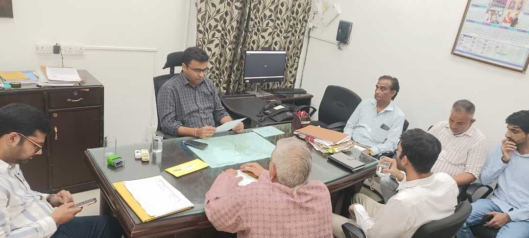 नवरात्र मेला की तैयारियों को लेकर एसडीएम संयम गर्ग ने ली बैठक
अधिकारियों को श्रद्धालुओं की सुविधा, सुरक्षा और सुगम आवागमन के लिए सभी तैयारियां समय पर पूरी करने के निर्देश
पंचकूला/कालका 1 अक्तूबर: कालका के एसडीएम श्री संयम गर्ग ने आज अपने कार्यालय में आगामी 11 अक्तूबर से शुरू होने वाले अश्विन नवरात्र मेला की तैयारियों को लेकर आयोजित बैठक की अध्यक्षता की और संबंधित अधिकारियों को मेले के सफल आयोजन के लिए आवश्यक दिशा-निर्देश दिए। उन्होंने कहा कि सभी विभाग नवरात्र मेला शुरू होने से पूर्व सभी आवश्यक तैयारियां पूर्ण करना सुनिश्चित करें।
उन्होंने नवरात्रों के दौरान सुरक्षा व्यवस्था और वाहनों के सुगम आवागमन को सुनिश्चित करने के लिए पर्याप्त संख्या में महिला एवं पुरुष पुलिस कर्मचारियों की तैनाती करने के निर्देश दिए।
श्री संयम गर्ग ने जनस्वास्थ्य अभियंत्रिकी विभाग को मेले के दौरान स्वच्छ पेयजल की व्यवस्था तथा बिजली विभाग को निर्बाध विद्युत आपूर्ति सुनिश्चित करने के निर्देश दिए। उन्होंने कहा कि नगर परिषद द्वारा दूर-दराज से आने वाले श्रद्धालुओं की सुविधा के लिए पर्याप्त संख्या में अस्थाई शौचालयों की व्यवस्था की जाए, ताकि उन्हें किसी प्रकार की असुविधा न हो।
मंदिर परिसर की साफ-सफाई की समीक्षा करते हुए उन्होंने कहा कि मंदिर के अंदर और बाहर पर्याप्त संख्या में सफाई कर्मचारियों की तैनाती की जाए। उन्होंने लोक निर्माण विभाग (भवन एवं सड़कें) को मंदिर तक जाने वाली सड़क की आवश्यकतानुसार मरम्मत करवाने तथा सड़क पर पड़े गड्ढों को भरने के निर्देश दिए।
उन्होंने कहा कि श्रद्धालुओं को आवश्यकता पड़ने पर बेहतर स्वास्थ्य सेवाएं उपलब्ध करवाने के लिए मंदिर परिसर में स्वास्थ्य एवं आयुष विभाग द्वारा अस्थाई डिस्पेंसरी स्थापित की जाए। इसके साथ ही, रोटेशन के आधार पर 24 घंटे डॉक्टरों एवं पैरामेडिकल स्टाफ की ड्यूटी भी लगाई जाए। किसी भी आपातकालीन स्थिति से निपटने के लिए पर्याप्त संख्या में अग्निशमन वाहनों की तैनाती के भी निर्देश दिए गए।
बैठक में बताया गया कि नवरात्रों के दौरान 11 अक्तूबर से 15 अक्तूबर तक मंदिर प्रातः 4 बजे से रात्रि 11 बजे तक तथा 16 अक्तूबर से 20 अक्तूबर तक प्रातः 3 बजे से रात्रि 12 बजे तक खुला रहेगा।
इस अवसर पर पुलिस, जनस्वास्थ्य अभियंत्रिकी विभाग, लोक निर्माण विभाग, नगर परिषद कालका, बिजली, स्वास्थ्य एवं आयुष विभाग सहित अन्य संबंधित विभागों के अधिकारी उपस्थित रहे।