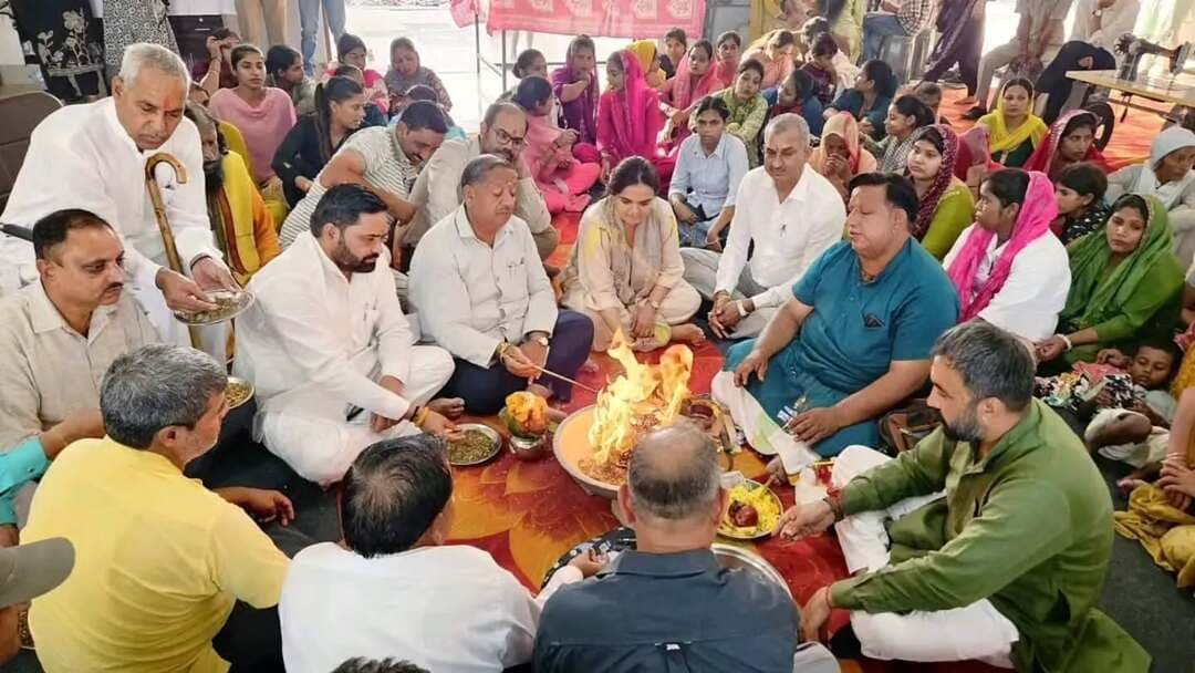 सिलाई के हुनर से आत्मनिर्भर बनेंगी गांव की बेटियां, कुंजपुरा में खुला अंत्योदय फाउंडेशन का 11वां प्रशिक्षण केंद्र
कौशल को रोजगार से जोड़ने की पहल, ग्रामीण महिलाओं और युवतियों को मिलेगा गहन प्रशिक्षण का अवसर
केंद्रीय मंत्री मनोहर लाल के मार्गदर्शन में अंतिम पंक्ति तक पहुंचाने का प्रयास, आत्मनिर्भर परिवारों की दिशा में बढ़ा कदम
करनाल। ग्रामीण क्षेत्र की महिलाओं और युवतियों को हुनरमंद बनाकर उन्हें आत्मनिर्भर बनाने की दिशा में अंत्योदय फाउंडेशन ने एक और महत्वपूर्ण पहल की है। बुधवार को करनाल के गांव कुंजपुरा में फाउंडेशन द्वारा संचालित सिलाई प्रशिक्षण केंद्र का विधिवत शुभारंभ किया गया। यह अंत्योदय फाउंडेशन की ओर से संचालित 11वां प्रशिक्षण केंद्र है। केंद्र के माध्यम से ग्रामीण क्षेत्र की महिलाओं एवं युवतियों को सिलाई का प्रशिक्षण देकर उनके कौशल को रोजगार और स्वरोजगार के अवसरों से जोड़ने का प्रयास किया जाएगा।
उल्लेखनीय है कि केंद्र की स्थापना का उद्देश्य ऐसे परिवारों की महिलाओं और युवतियों को आगे बढ़ने का अवसर उपलब्ध कराना है, जिनके लिए आर्थिक आत्मनिर्भरता के साधन सीमित हैं। प्रशिक्षण के माध्यम से उन्हें ऐसा हुनर प्रदान किया जाएगा, जिसका उपयोग वे घर से काम शुरू करने अथवा स्वरोजगार के माध्यम से अपनी आय बढ़ाने के लिए कर सकें।
महत्वपूर्ण पहलू यह है कि इस पहल को केंद्रीय ऊर्जा, आवासन एवं शहरी कार्य मंत्री मनोहर लाल के प्रेरणा एवं मार्गदर्शन से आगे बढ़ाया जा रहा है। ग्रामीण क्षेत्रों में कौशल विकास को अवसरों से जोड़ने की दिशा में इसे महत्वपूर्ण कदम माना जा रहा है। फाउंडेशन का उद्देश्य केवल प्रशिक्षण तक सीमित न रहकर जरूरतमंद परिवारों तक आत्मनिर्भरता के साधन पहुंचाना है।
इस अवसर पर वक्ताओं ने कहा कि विकास का वास्तविक लाभ तभी सार्थक होता है, जब समाज के अंतिम पायदान पर खड़े व्यक्ति तक अवसर पहुंचें। अंतिम पंक्ति में खड़े व्यक्ति तक अवसर पहुंचाना और उसे आत्मनिर्भर बनाना ही सच्चा अंत्योदय है। इसी भावना के साथ ग्रामीण क्षेत्र में कौशल प्रशिक्षण केंद्रों का विस्तार किया जा रहा है।
इस दौरान वक्ताओं एवं फाउंडेशन की ओर से कहा गया कि समाज के प्रत्येक वर्ग तक कौशल, विकास और रोजगार के अवसर पहुंचाने का प्रयास जारी रहेगा, ताकि अधिक से अधिक परिवार अपने पैरों पर खड़े हो सकें। कुंजपुरा में शुरू हुआ सिलाई प्रशिक्षण केंद्र इसी संकल्प की अगली कड़ी है।
कार्यक्रम में केंद्रीय मंत्री मनोहर लाल के प्रतिनिधि कविंद्र राणा, अंत्योदय फाउंडेशन से एशना कल्याण एवं अनिरुद्ध यादव, समाजसेवी बृज भूषण गुप्त
