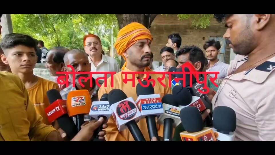 मऊरानीपुर रानीपुर क्षेत्र में हुई सुखनई नदी में घटना के बाद कमिश्नर साहब के पहुंचने पर रामनरेश श्रोतिय ने बताया कि घटना का कारण कि नदी में जे सी बी और बड़ी बड़ी मशीनों से अवैध खनन कर नदी में बड़े बड़े गड्ढे हो गए है जो कभी भी कोई अप्रिय घटना घटित कर सकते प्रशासन के अधिकारियों से शिकायत के बाद भी नहीं होती कार्यवाही तिवारी परिवार के लिए शासन से क्या मांग रखी सुने
