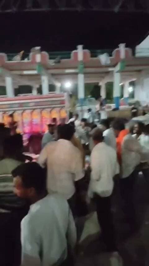 कृषि मंडी में बीती रात आपस में भिड़े किसान