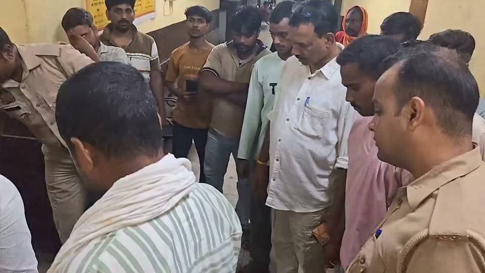 रात्रि 30/9/26 मुहम्मदाबाद पावर हाउस के पास सड़क हादसा, अंडा व्यापारी दोस मोहम्मद की मौत...
मुहम्मदाबाद कस्बे के काजीटोला केनरा बैंक मोड़ पर जिंदगी की आखिरी सवारी, कार-बाइक भिड़ंत में दोस्त मोहम्मद की मौत
मुहम्मदाबाद/गाजीपुर। यूसुफपुर कस्बे में गुरुवार को एक सड़क हादसे ने मंगल बाजार के एक परिवार की खुशियां छीन लीं। विद्युत उपकेंद्र के पास केनरा बैंक मोड़ पर बाइक और कार की आमने-सामने हुई टक्कर में 35-36 वर्षीय युवक दोस मोहम्मद की मौत हो गई। हादसे की खबर मिलते ही परिजनों में कोहराम मच गया।
मंगल बाजार निवासी बेचन राईनी के पुत्र दोस मोहम्मद टीवीएस राईडर बाइक से तिवारीपुर की ओर से अपने घर लौट रहे थे। प्रत्यक्षदर्शियों के मुताबिक, जैसे ही वह विद्युत उपकेंद्र के पास केनरा बैंक मोड़ पर पहुंचे, सामने से आ रही टाटा अल्ट्रोज कार से बाइक की टक्कर हो गई। टक्कर में दोस मोहम्मद के सिर में गंभीर चोट आई।
हादसे के बाद मौके पर जुटे लोगों ने तत्काल उन्हें सीएचसी मोहम्मदाबाद पहुंचाया। जहां चिकित्सकों ने जांच के बाद उन्हें मृत घोषित कर दिया। मौत की सूचना घर पहुंचते ही परिवार में चीख-पुकार मच गई।
सूचना मिलने पर पुलिस मौके पर पहुंची और शव को कब्जे में लेकर आवश्यक कार्रवाई के बाद पोस्टमार्टम के लिए भेज दिया। पुलिस हादसे के कारणों और पूरे घटनाक्रम की जांच कर रही है।
इधर, दोस मोहम्मद की मौत की खबर फैलते ही मंगल बाजार स्थित उनके घर पर रिश्तेदारों, परिचितों और स्थानीय लोगों का जमावड़ा लग गया। एक सड़क हादसे ने परिवार को ऐसा गहरा सदमा दिया कि पूरे यूसुफपुर में शोक का माहौल बन गया।
#यूसुफपुर #मुहम्मदाबाद #गाजीपुर #सड़कहादसा #दोसमोहम्मद #RoadAccident #Ghazipur #nonfollowers #reach #yusufpur #अंडाव्यपारी