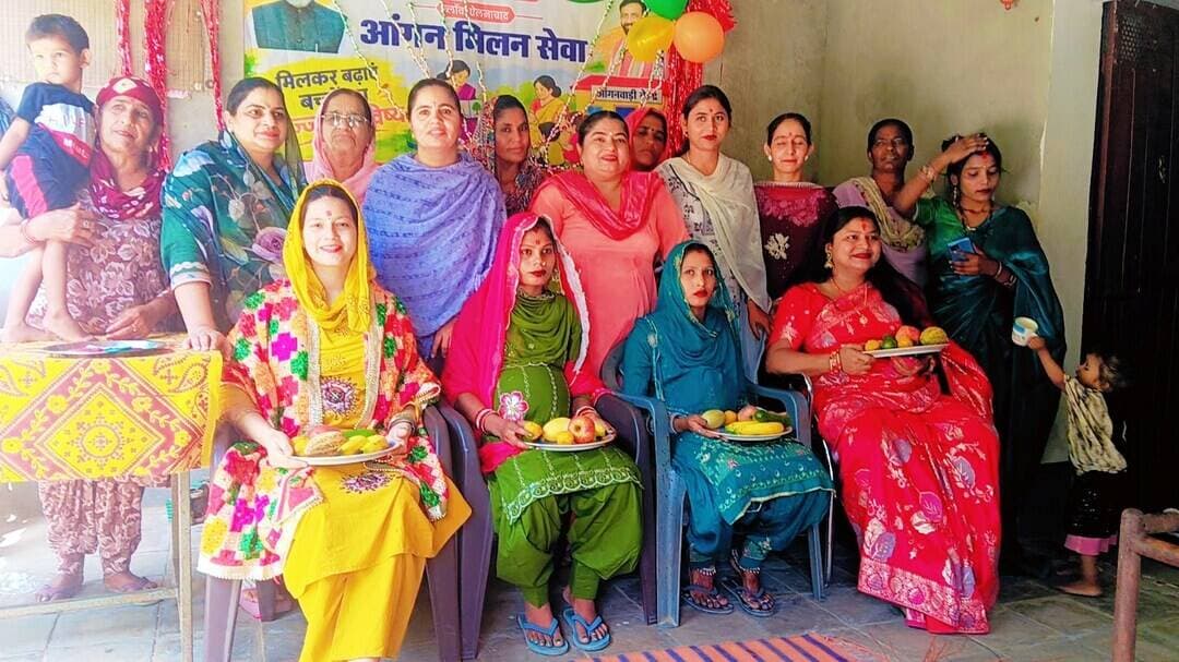 आंगनबाड़ी केंद्रों में हुए आंगन मिलन सेवा कार्यक्रम, पौधारोपण भी किया
सिरसा । सेवा संकल्प अभियान के तहत ऐलनाबाद व ओढ़ा ब्लॉक के विभिन्न आंगनबाड़ी केंद्रों में आंगन मिलन सेवा कार्यक्रम आयोजित किए गए। इस दौरान बच्चों, महिलाओं और ग्रामीणों की भागीदारी से सेवा एवं जनजागरूकता से जुड़ी गतिविधियां की गईं। अभियान के तहत ओढ़ां, पोहडक़ा, जगमलेरां, ऐलनाबाद तथा बुधीमेरी सहित विभिन्न स्थानों के आंगनबाड़ी केंद्रों में आंगन मिलन सेवा कार्यक्रम आयोजित किए गए।
ओढ़ां में आयोजित कार्यक्रम में जिला ग्रीवेंस कमेटी की निगरानी कमेटी के चेयरमैन पवन गर्ग मुख्य अतिथि के रूप में उपस्थित रहे। इस अवसर पर सतिंदर गर्ग, वाइस प्रेसिडेंट भाजपा डबवाली, योगेश शर्मा, मंडल महामंत्री, मंडल अध्यक्ष हरजिंदर सिंह, महामंत्री वकील सिंह, मंडल सचिव हनुमान दास, जगदीश सिंह, सुखदेव सिंह सहित अन्य कार्यकर्ता मौजूद रहे। वीणा महेश्वरी, मंडी कालांवाली भी कार्यक्रम में उपस्थित रहीं।
कार्यक्रमों के दौरान आंगनबाड़ी केंद्रों के आसपास पौधारोपण भी किया गया तथा पर्यावरण संरक्षण का संदेश दिया गया। ग्रामीणों और आंगनबाड़ी कार्यकर्ताओं ने पौधों की देखभाल का संकल्प लिया। कार्यक्रमों में आंगनबाड़ी कार्यकर्ताओं ने बच्चों और महिलाओं को स्वच्छता, पोषण, पर्यावरण संरक्षण तथा सामाजिक सहभागिता के प्रति जागरूक किया। सेवा संकल्प अभियान के माध्यम से लोगों को सेवा कार्यों से जुडऩे और समाज के प्रति अपनी जिम्मेदारी निभाने का संदेश दिया गया।
<nis:link nis:type=tag nis:id=sirsa nis:value=sirsa nis:enabled=true nis:link/> <nis:link nis:type=tag nis:id=gokul nis:value=gokul nis:enabled=true nis:link/> <nis:link nis:type=tag nis:id=gokulsetia nis:value=gokulsetia nis:enabled=true nis:link/> <nis:link nis:type=tag nis:id=sirsa nis:value=sirsa nis:enabled=true nis:link/> <nis:link nis:type=tag nis:id=mla nis:value=mla nis:enabled=true nis:link/> <nis:link nis:type=tag nis:id=viral nis:value=viral nis:enabled=true nis:link/> <nis:link nis:type=tag nis:id=sirsabreaking nis:value=sirsabreaking nis:enabled=true nis:link/> <nis:link nis:type=tag nis:id=takkrtoday nis:value=takkrtoday nis:enabled=true nis:link/> <nis:link nis:type=tag nis:id=sirsatody nis:value=sirsatody nis:enabled=true nis:link/> <nis:link nis:type=tag nis:id=congress nis:value=congress nis:enabled=true nis:link/> <nis:link nis:type=tag nis:id=brejindersingh nis:value=brejindersingh nis:enabled=true nis:link/> <nis:link nis:type=tag nis:id=santoshbeniwal nis:value=santoshbeniwal nis:enabled=true nis:link/> <nis:link nis:type=tag nis:id=santoshvsgokul nis:value=santoshvsgokul nis:enabled=true nis:link/> <nis:link nis:type=tag nis:id=inld nis:value=inld nis:enabled=true nis:link/> <nis:link nis:type=tag nis:id=abhaychautala nis:value=abhaychautala nis:enabled=true nis:link/>