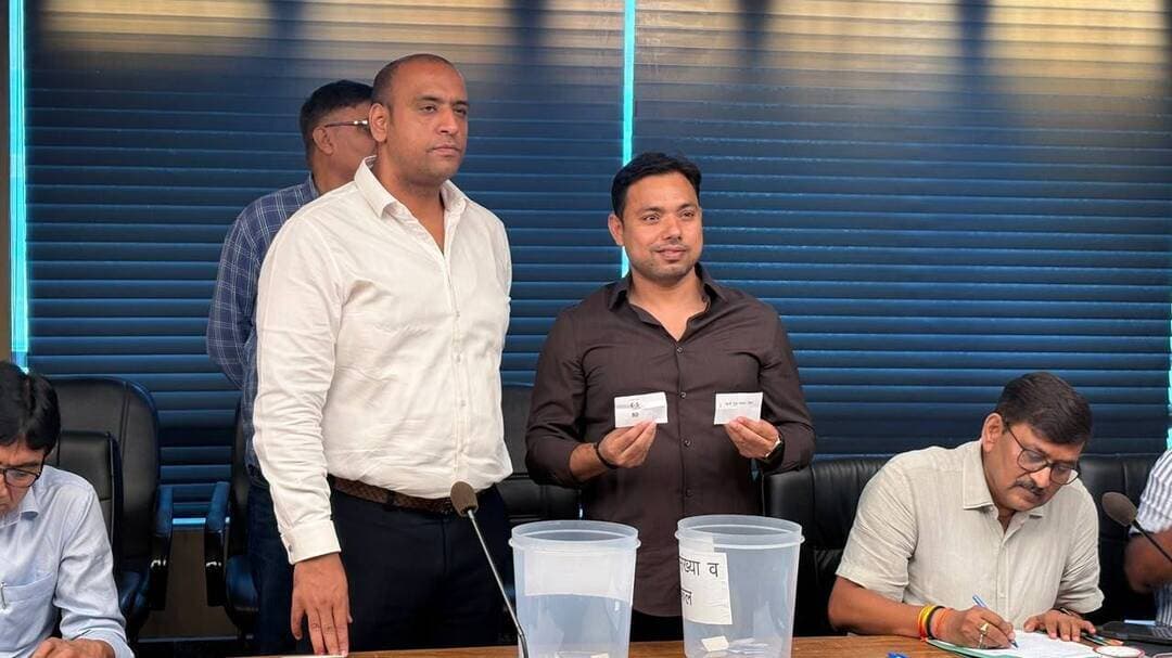 सैनी के 39 किसानों को मिले 58 आबादी भूखंड
-------------------------
--समान आकार के 18 भूखंडों का हुआ ड्रा, 40 भूखंडों का सीधे आवंटन
--------------------------
ग्रेटर नोएडा। ग्रेटर नोएडा के सैनी गांव 39 किसानों को छह फीसदी के 58 आबादी भूखंड आवंटित किए गये। बुधवार को प्राधिकरण के बोर्ड रूम में किसानों की मौजूदगी में ओएसडी गुंजा सिंह की अध्यक्षता में समान आकार वाले 18 भूखंडों का ड्रा कराया गया। यह भूखंड 17 किसानों के हैं, जबकि 40 भूखंडों का आकार भिन्न होने के कारण ड्रा कराने की जरूरत नहीं पड़ी। इन भूखंडों को किसानों के नाम सीधे आवंटित कर दिया गया। दरअसल, सैनी के किसानों की जमीन का अधिग्रहण करने के बाद से लंबे अर्से से छह फीसदी आवासीय भूखंड लंबित थे। प्राधिकरण के सीईओ एनजी रवि कुमार ने संबंधित विभागीय अधिकारियों को आबादी भूखंड शीघ्र देने के निर्देश दिए। नियोजन विभाग और छह फीसदी आबादी भूखंड विभाग ने आवंटन प्रक्रिया को पूरा कराया। प्राधिकरण के ओएसडी गुंजा सिंह का कहना है कि किसानों को छह फीसदी आवासीय भूखंड देना प्राधिकरण की पहली प्राथमिकता है। सैनी की तरह ही अन्य गांवों के पात्र किसानों को भी आबादी के भूखंड शीघ्र आवंटित किए जाएंगे। ड्रा के दौरान ओएसडी गुंजा सिंह के अलावा नियोजन विभाग के प्रभारी महाप्रबंधक सुधीर कुमार, प्रबंधक प्रमोद कुमार व प्रबंधक कपिल तोंगड़ आदि मौजूद रहे।
-------------