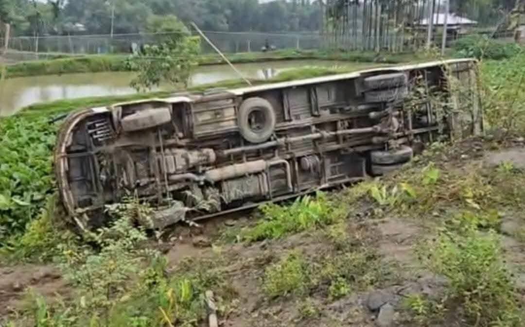 নিলামবাজারে ভয়াবহ বাস দুর্ঘটনা, আহত একাধিক যাত্রী ।