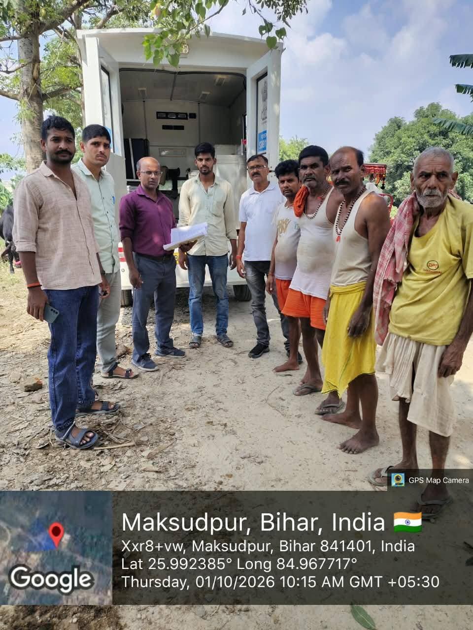 बाढ़ प्रभावित क्षेत्रों में मानव एवं पशुधन की सुरक्षा को लेकर प्रशासन सक्रिय
सारण जिले के बाढ़ प्रभावित क्षेत्रों में लगातार बचाव एवं राहत कार्य जारी है। बाढ़ से प्रभावित मवेशियों की सुरक्षा एवं चिकित्सा के लिए पशु चिकित्सा दलों को सक्रिय रखा गया है। आवश्यकता के अनुसार पशुओं का उपचार एवं चिकित्सकीय देखभाल की जा रही है।
वहीं, प्रभावित मवेशियों के लिए पशु चारा वितरण केंद्र स्थापित किए गए हैं, जहां आवश्यकता के अनुसार पशु चारा उपलब्ध कराया जा रहा है।
जिला प्रशासन द्वारा बाढ़ प्रभावित क्षेत्रों में मानव एवं पशुधन, दोनों की सुरक्षा पर लगातार निगरानी रखी जा रही है। स्थिति के अनुरूप तत्काल आवश्यक कार्रवाई सुनिश्चित की जा रही है।