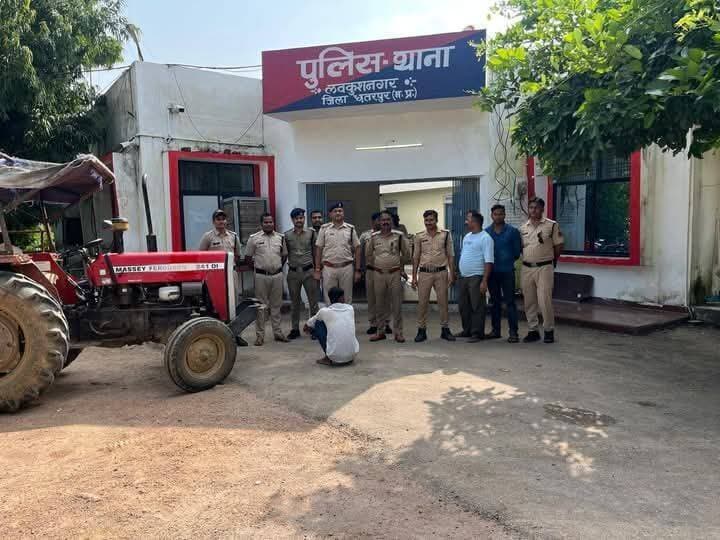 थाना लवकुश नगर पुलिस ने संजयनगर तिगैला के पास ट्रैक्टर चढ़ाकर हत्या करने वाले आरोपी को 24 घंटे के अंदर किया गिरफ्तार, घटना में प्रयुक्त ट्रैक्टर-ट्रॉली बरामद
दिनांक 28 सितंबर को थाना लवकुशनगर क्षेत्र अंतर्गत संजयनगर तिगैला के पास आरोपी द्वारा जान से मारने के उद्देश्य से पीड़ित चंद्रशेखर पटेल के ऊपर ट्रैक्टर चढ़ा दिया गया था। गंभीर रूप से घायल चंद्रशेखर पटेल की उपचार के दौरान मृत्यु हो गई। फरियादी परिजन की रिपोर्ट एवं एकत्रित साक्ष्यों के आधार पर थाना लवकुश नगर में हत्या सहित भारतीय न्याय संहिता की समुचित धाराओं के तहत अपराध पंजीबद्ध किया गया।
पुलिस अधीक्षक छतरपुर श्री रजत सकलेचा द्वारा घटना की गंभीरता को देखते हुए आरोपियों की शीघ्र गिरफ्तारी हेतु निर्देशित किया गया।
पुलिस टीम द्वारा त्वरित कार्रवाई करते हुए घटना को अंजाम देने वाले आरोपी गोलू उर्फ गोवर्धन पटेल पिता मानिकचंद्र पटेल, निवासी ग्राम उमरया, थाना महाराजपुर को घटना के 24 घंटे के अंदर गिरफ्तार किया गया। आरोपी के कब्जे से घटना में प्रयुक्त ट्रैक्टर-ट्रॉली, जिसकी अनुमानित कीमत करीब 6 लाख रुपये है, बरामद की गई। पूंछताछ पर आरोपी द्वारा जमीनी विवाद पर घटना को अंजाम देना बताया गया। प्रकरण में विधिवत कार्यवाही की जा रही है। घटना में संलिप्त आरोपी रवि पटेल की तलाश जारी है।
उक्त त्वरित कार्यवाही में अतिरिक्त पुलिस अधीक्षक श्री आदित्य पटले एवं एसडीओपी लवकुशनगर श्री नितेश पटेल के मार्गदर्शन में थाना प्रभारी लवकुशनगर निरीक्षक त्रिवेंद्र त्रिवेदी, चौकी प्रभारी अक्टोहा उनि धर्मेंद्र त्रिपाठी, उनि ज्ञानसिंह, उनि जेपी बागड़ी, प्र.आर. सूर्यप्रकाश बाजपेयी, बसंत शर्मा, चंदन सिंह, आर. देवसिंह, हृदेश नायक, बलराम, सूरज शर्मा, ब्रजराज यादव, नरेंद्र, विकास, राहुल, विवेक, मोनू साहू, विमल भदौरिया, प्रिंस एवं टीम की भूमिका रही।
Home Department of Madhya Pradesh Madhya Pradesh Police Jansampark Madhya Pradesh IG Sagar DIG Chhatarpur Range PRO Jansampark Chattarpur <nis:link nis:type=tag nis:id=mppolice nis:value=mppolice nis:enabled=true nis:link/> <nis:link nis:type=tag nis:id=chhatarpur nis:value=chhatarpur nis:enabled=true nis:link/>