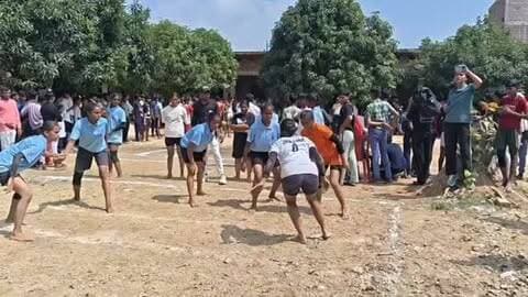 🏆 जनपदीय कबड्डी प्रतियोगिता में चायल का दबदबा, लाल बहादुर शास्त्री इंटर कॉलेज के खिलाड़ियों ने जीते कई खिताब!
📍 कौशाम्बी। धनपत्ति देवी इंटर कॉलेज, थुलबुला सिराथू में आयोजित जनपद स्तरीय कबड्डी प्रतियोगिता में श्री लाल बहादुर शास्त्री इंटर कॉलेज चायल के खिलाड़ियों ने शानदार प्रदर्शन कर विद्यालय का नाम रोशन किया।
प्रतियोगिता में मंझनपुर, सिराथू और चायल संभाग की टीमों ने प्रतिभाग किया।
🥇 बालिका सीनियर वर्ग: चायल विजेता, सिराथू उपविजेता।
🥇 बालिका जूनियर वर्ग: सिराथू विजेता, चायल उपविजेता।
🥇 बालिका सब-जूनियर वर्ग: चायल विजेता, मंझनपुर उपविजेता।
🥇 बालक सीनियर वर्ग: चायल विजेता, मंझनपुर उपविजेता।
🥇 बालक जूनियर वर्ग: मंझनपुर विजेता, चायल उपविजेता।
🥇 बालक सब-जूनियर वर्ग: चायल विजेता, मंझनपुर उपविजेता।
प्रतियोगिता का उद्घाटन विद्यालय के प्रबंधक एवं जिला क्रीड़ा सचिव श्याम लाल ने किया। खिलाड़ियों के शानदार प्रदर्शन से पूरे प्रतियो�