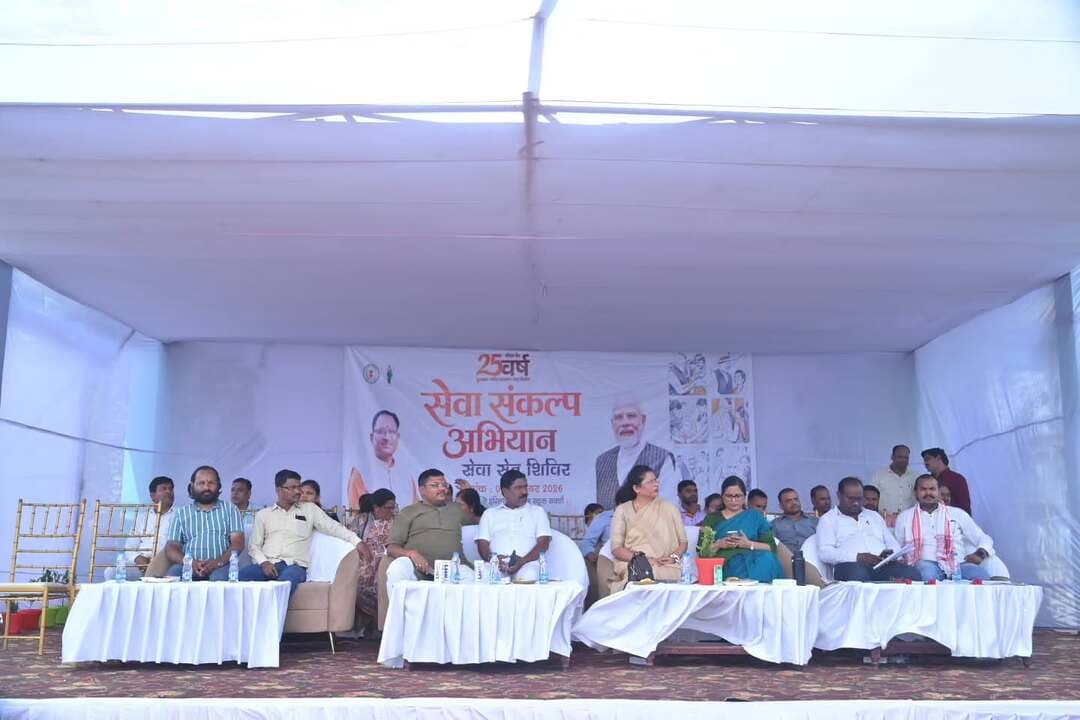 सेवा संकल्प अभियान 2026
सेवा सेतु अभियान, सरकार आपके द्वार के तहत सेजेस सक्ती में वृहद शिविर आयोजित
एक ही परिसर में विभिन्न विभागों के लगे स्टॉल, आमजनों को योजनाओं की जानकारी के साथ मौके पर मिला लाभ
सेवा सेतु अभियान के तहत शिविर में कुल 329 आवेदन प्राप्त हुए, जिसमें 267 आवेदन का मौके पर किया गया निराकरण
कलेक्टर ने कहा—शासन की योजनाओं का लाभ अंतिम व्यक्ति तक पहुंचाना जिला प्रशासन की सर्वोच्च प्राथमिकता
सेवा संकल्प अभियान अंतर्गत नुक्कड़ नाटक से विद्यार्थियों ने दी शासकीय योजनाओं की जानकारी
#सेवा_संकल्प_अभियान
#सेवा_मेरा_योगदान
#saktidist