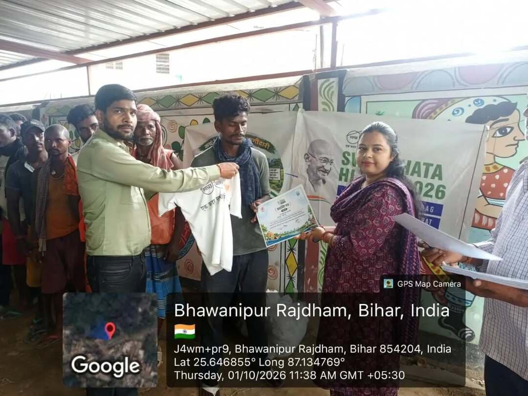 समाहरणालय पूर्णिया,
जनसंपर्क कार्यालय,
प्रेस विज्ञप्ति1565,
दिनांक 01/10/2026,
==================
स्वच्छता ही सेवा अभियान के अंतर्गत “सफाई मित्र सुरक्षा एवं सम्मान” कार्यक्रम सभी नगर निकायों में आयोजित:-
जिला पदाधिकारी,पूर्णिया श्री अंसुल कुमार भा०प्र०से० के निर्देश के आलोक में नगर पंचायत एवं नगर परिषदों में दिनांक17 सितंबर 2026
से 17 अक्टूबर 2026 तक
“स्वच्छता ही सेवा अभियान” के अंतर्गत विभिन्न प्रकार के कार्यक्रमों का आयोजन किया जा रहा है।
इसी क्रम में गुरुवार को को नगर पंचायत भवानीपुर में “सफाई मित्र सुरक्षा एवं सम्मान” कार्यक्रम का आयोजन किया गया।
कार्यक्रम का उद्देश्य नगर की स्वच्छता व्यवस्था में महत्वपूर्ण भूमिका निभाने वाले सफाई मित्रों के सम्मान, सुरक्षा एवं कल्याण के प्रति जागरूकता एवं संवेदन-
शीलता को बढ़ावा देना है।
कार्यक्रम के दौरान नगर पंचायत के सफाई मित्रों एवं सफाई कर्मियों को उनके महत्वपूर्ण योगदान के लिए प्रशस्ति-पत्र प्रदान कर सम्मानित किया गया।
साथ ही उनके कार्य करने के दौरान सुरक्षा एवं सुविधा को ध्यान में रखते हुए टी-शर्ट, ग्लव्स, टोपी सहित कई आवश्यक सामग्री का वितरण किया गया।
इस अवसर पर सफाई मित्रों के स्वास्थ्य एवं सुरक्षा को प्राथमिकता देते हुए उन्हें कार्यस्थल पर आवश्यक सावधानियों का पालन करने तथा स्वच्छता कार्य को सुरक्षित एवं प्रभावी तरीके से संपादित करने के लिए प्रोत्साहित किया गया।
कार्यक्रम के माध्यम से आम नागरिकों को भी स्वच्छता के प्रति जागरूक करते हुए स्वच्छ एवं सुंदर नगर के निर्माण में जनभागीदारी सुनिश्चित करने का अपील दिया गया।
नगर पंचायत भवानीपुर द्वारा “स्वच्छता ही सेवा अभियान” के अंतर्गत स्वच्छता, जन-जागरूकता, सफाई मित्रों के सम्मान एवं विभिन्न कल्याणकारी योजनाओं से पात्र लाभुकों को जोड़ने हेतु निरंतर विभिन्न प्रकार के गतिविधियों का आयोजन किया जा रहा है।
Information & Public Relations Department, Government of Bihar
#cmsamrat
#samratchoudhary