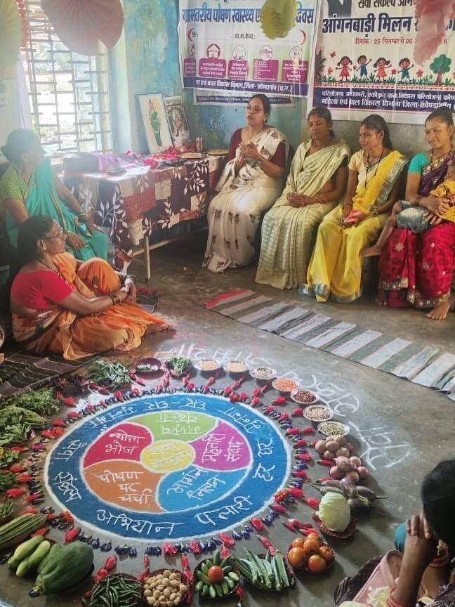 सेवा संकल्प अभियान के अंतर्गत ग्राम पंचायत पलारी में आँगन मिलन कार्यक्रम का आयोजन किया गया।
कार्यक्रम में ग्रामीणों को बच्चों के बेहतर पोषण, स्वास्थ्य एवं बाल संरक्षण से संबंधित आवश्यक जानकारी दी गई। स्थानीय स्तर पर उपलब्ध पौष्टिक आहार, बच्चों को भोजन कराने के उचित तरीके तथा बेहतर स्वास्थ्य के लिए आवश्यक सावधानियों के बारे में भी जागरूक किया गया।
साथ ही बाल विवाह के दुष्परिणामों की जानकारी देते हुए पंचायत को बाल विवाह मुक्त बनाने में समुदाय की सक्रिय सहभागिता का आह्वान किया गया।
कार्यक्रम के दौरान उत्कृष्ट कार्य करने वाली आँगनबाड़ी कार्यकर्ताओं एवं सहायिकाओं को प्रमाण-पत्र प्रदान कर सम्मानित किया गया। गर्भवती माताओं की गोद भराई रस्म भी संपन्न कराई गई और उन्हें सुरक्षित मातृत्व, संतुलित आहार एवं स्वास्थ्य देखभाल के संबंध में जानकारी दी गई।
सेवा, जागरूकता और जनभागीदारी के माध्यम से स्वस्थ परिवार एवं बाल विवाह मुक्त समाज की दिशा में यह पहल महत्वपूर्ण रही।
#सेवा_संकल्प_अभियान #SevaSankalpAbhiyan #SevaSankalp