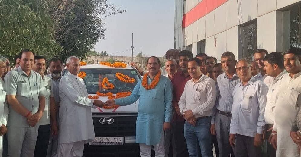 रोहतक में प्राईवेट स्कूल संघ के प्रदेश अध्यक्ष श्री सत्यवान कुंडू को क्रेटा गाड़ी भेंट करते हुए प्राइवेट स्कूल संचालक ।