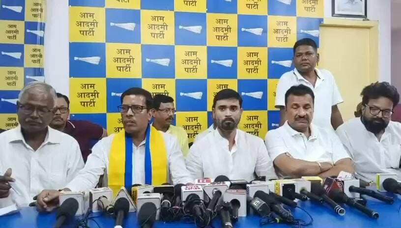 PATNA
*बिहार विधान परिषद चुनाव 2026
*AAP ने भी शिक्षक और स्नातक निर्वाचन सीट पर उम्मीदवार दिए*
*AAP के प्रदेश अध्यक्ष राकेश यादव ने उम्मीदवारों की पहली लिस्ट जारी की*
पटना स्नातक सीट से हिमांशु पटेल को उम्मीदवार बनाया
दरभंगा शिक्षक सीट से डॉ. शंभूनाथ ठाकुर
तिरहुत स्नातक सीट से ऋषि अग्रवाल को उम्मीदवार
कोशी स्नातक सीट से अधिवक्ता डॉ. मैथ्यू देव को उम्मीदवार बनाया