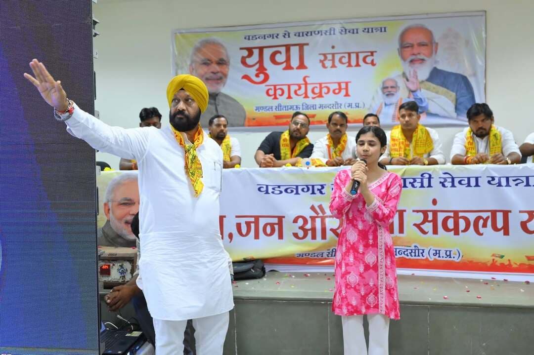वाराणसी बड़नगर जल जन सेवा संकल्प यात्रा के अंतर्गत सीतामऊ में रक्त सेवा पोर्टल का शुभारंभ किया गया
प्रधानमंत्री श्री नरेंद्र मोदी के जन सेवा के 25 वर्ष के उपलक्ष में आयोजित सेवा संकल्प अभियान के अंतर्गत वाराणसी वड़नगर जल जन सेवा संकल्प यात्रा 1 अक्टूबर को जिले के सीतामऊ पहुंची।
इस दौरान सीतामऊ में नटनागर शोध संस्थान में आयोजित कार्यक्रम में रक्त सेवा पोर्टल का शुभारंभ किया गया। इस अवसर पर स्थानीय विधायक श्री हरदीप सिंह डंग, नगर परिषद अध्यक्ष श्री मनोज शुक्ला, श्री धीरज पाटीदार, एसडीएम सुश्री शिवानी गर्ग, नगर पालिका अधिकारी श्री जीवन राय माथुर, नायब तहसीलदार तथा नागरिक गण उपस्थित थे। आयुष्मान भारत योजना के लाभार्थियों द्वारा निर्मित रक्त सेवा पोर्टल पर रक्तदाता अपना रजिस्ट्रेशन करवा सकते हैं रक्त की आवश्यकता वाले व्यक्ति पोर्टल पर जानकारी दर्ज कर सकते हैं उनको रक्त उपलब्ध करवाया जाएगा।
सीतामऊ में इस अवसर पर युवा संवाद कार्यक्रम भी आयोजित हुआ जिसमें सांदीपनी स्कूल के विद्यार्थियों ने मेरे सपनों का भारत विषय पर अपने विचार व्यक्त किए।
#सेवा_संकल्प_अभियान #SevaSankalpAbhiyan
#मंदसौर
#Mandsaur